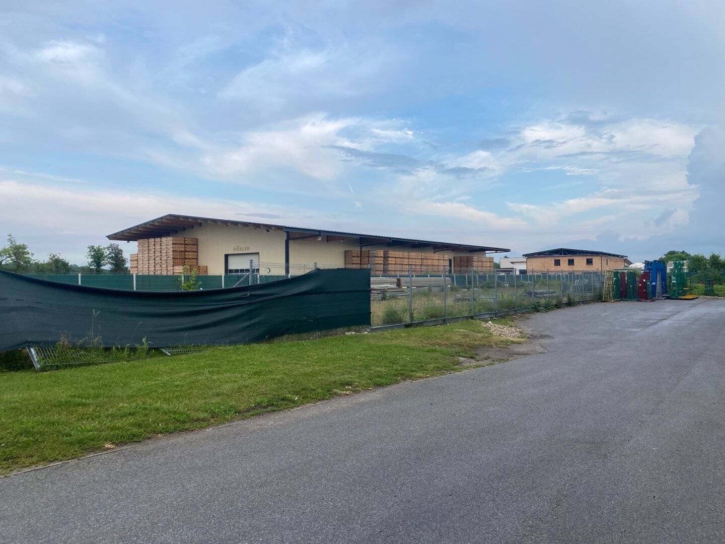 Interessantes, gewerbliches Grundstück in sehr guter Lage Nähe Wiener Stadtgrenze