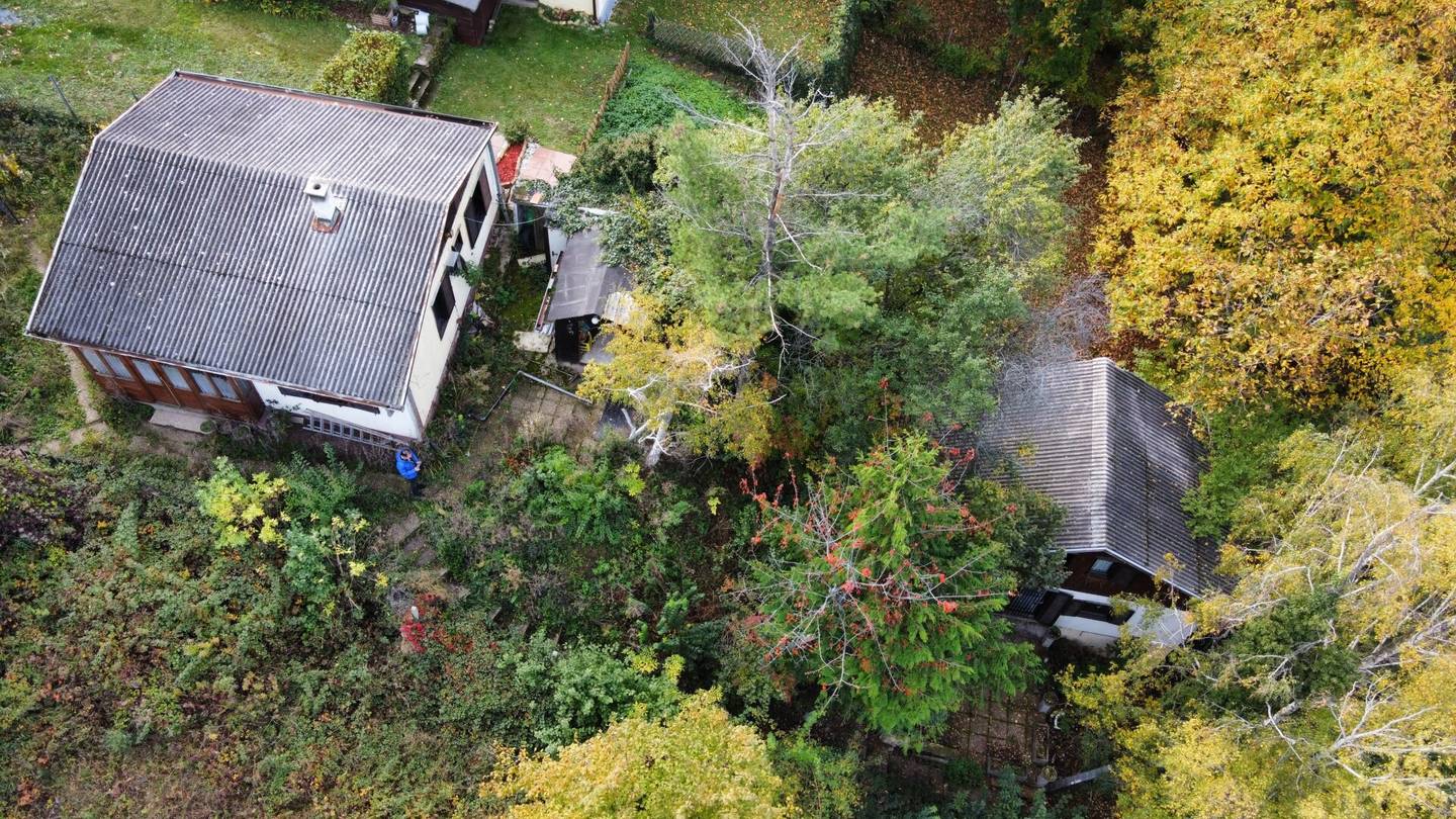 2 stark renovierungsbedürftige Häuser auf einem Grundstück mit schöner Fernsicht zu verkaufen