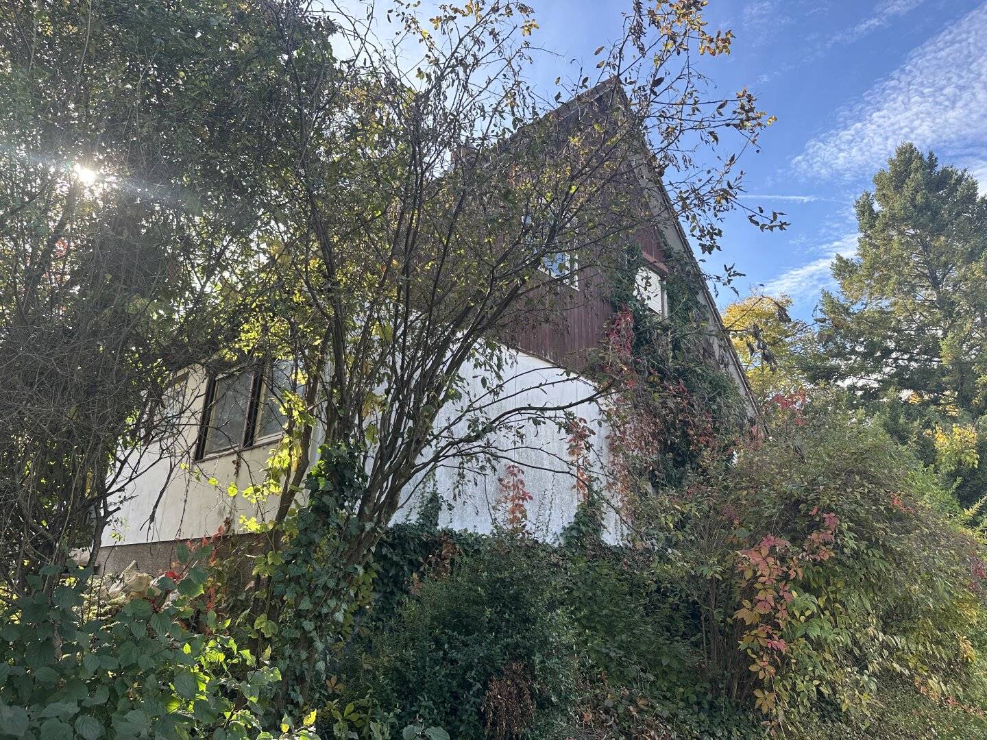 stark renovierungsbedürftiges Fertigteilhaus  mit Vollkeller, und wunderschönem Garten
