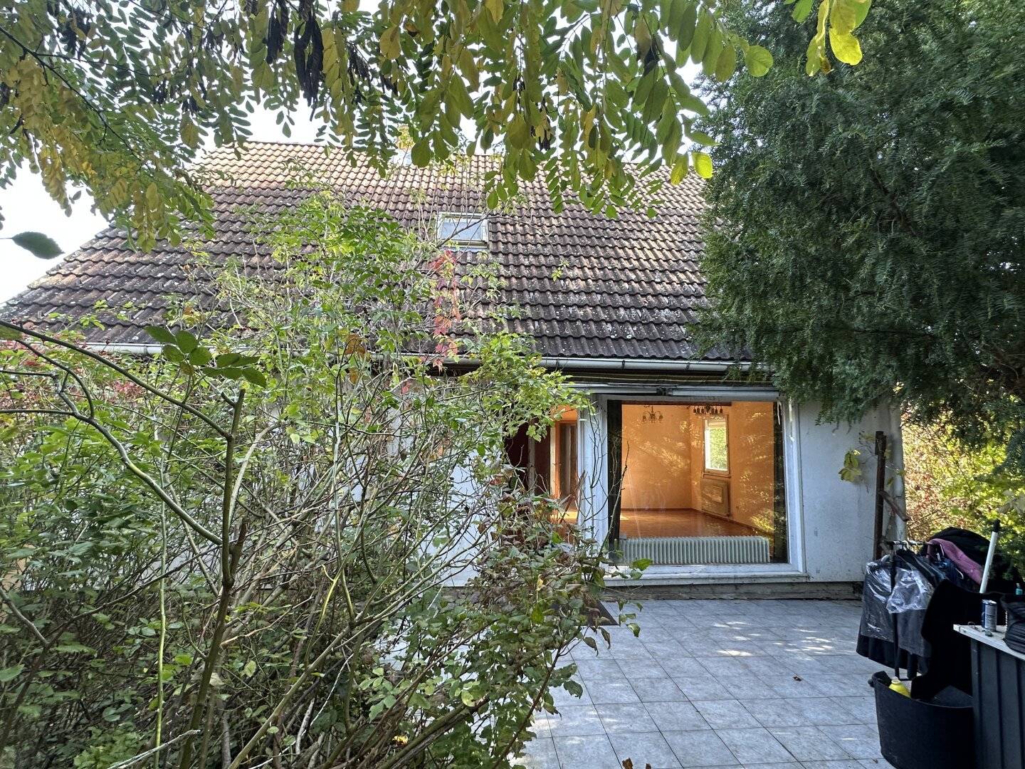 stark renovierungsbedürftiges Fertigteilhaus  mit Vollkeller, und wunderschönem Garten