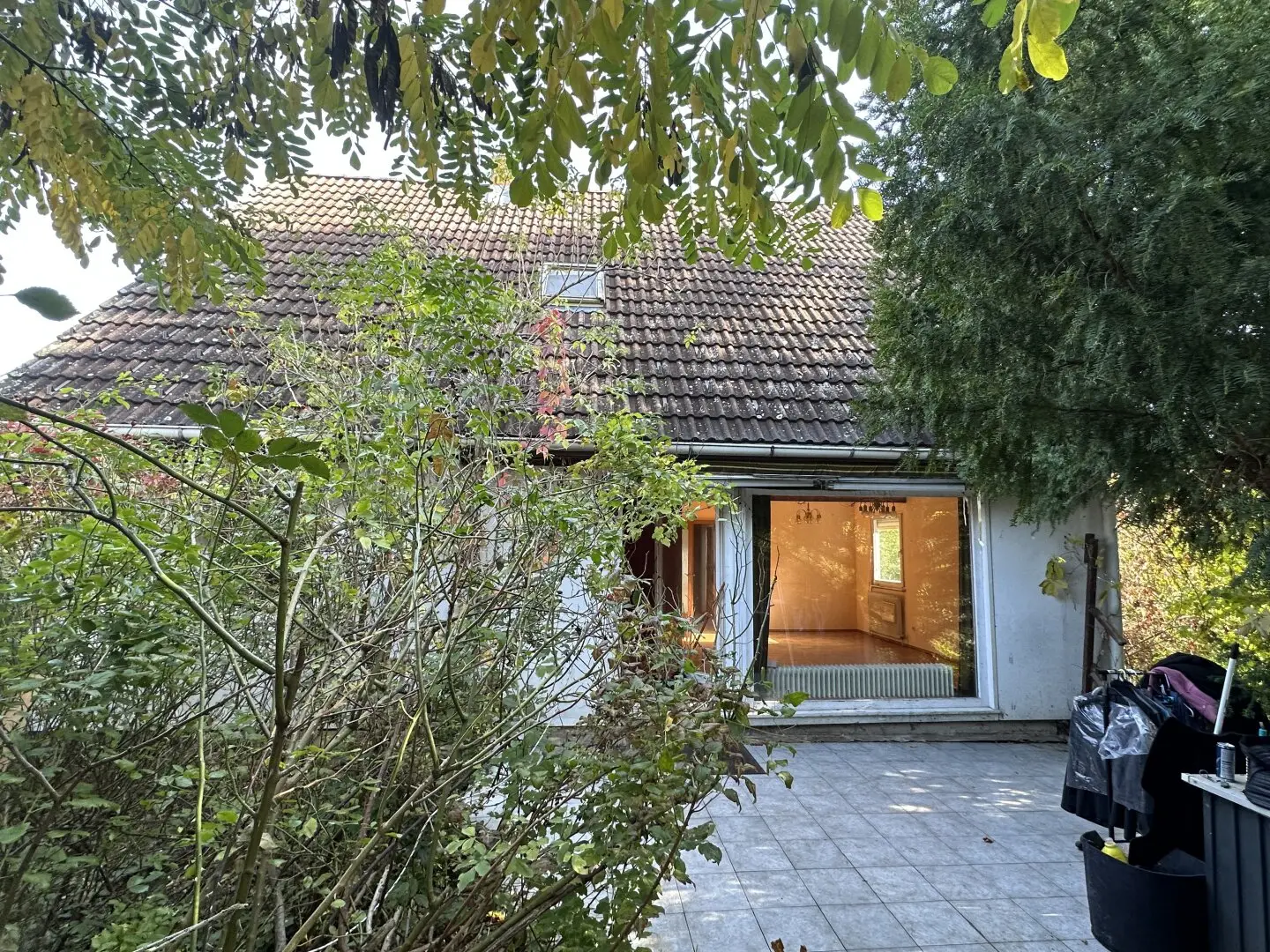 stark renovierungsbedürftiges Fertigteilhaus mit Vollkeller, und wunderschönem Garten