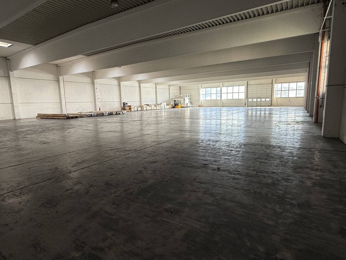 große Lagerhalle mit ca. 5,6 Meter durchgehender Höhe zu vermieten