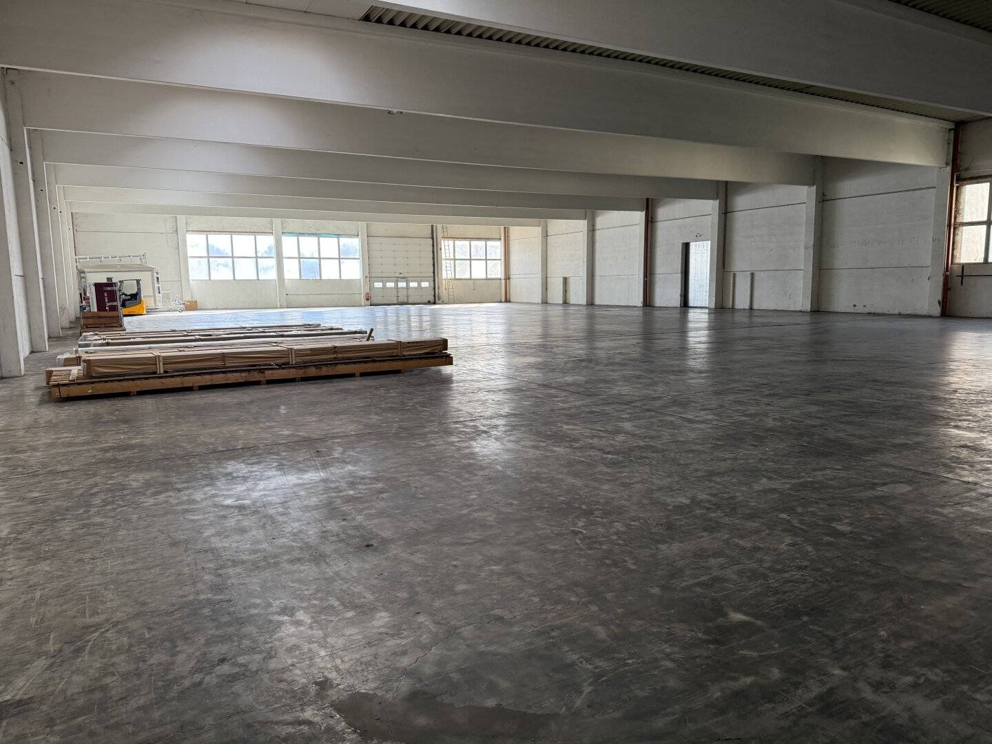 große Lagerhalle mit ca. 5,6 Meter durchgehender Höhe zu vermieten