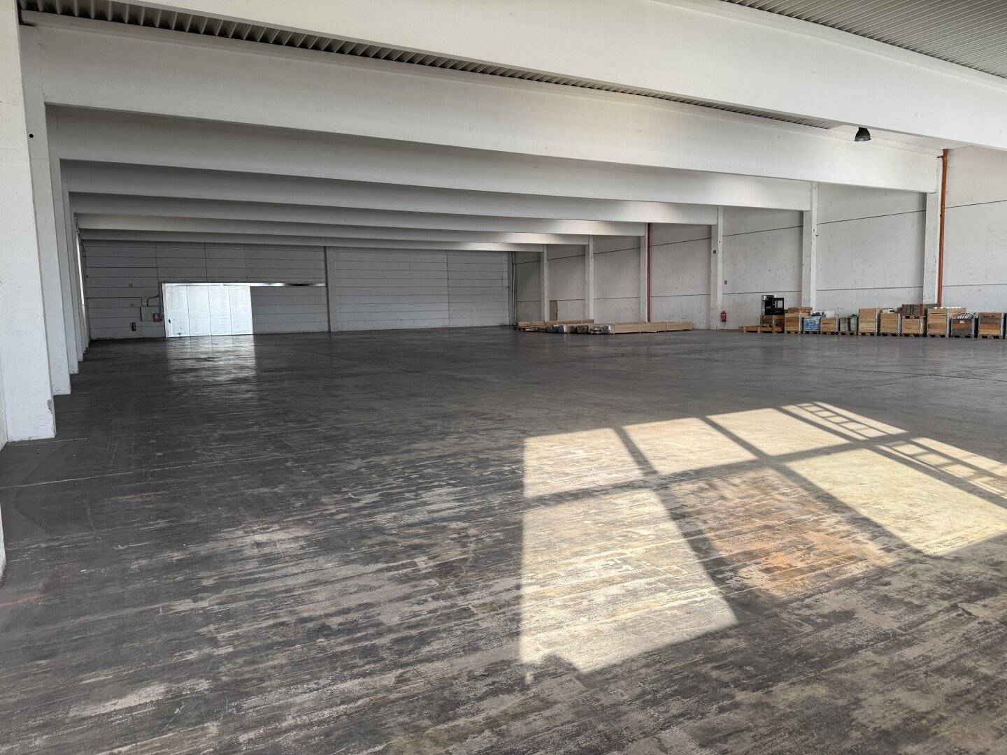 große Lagerhalle mit ca. 5,6 Meter durchgehender Höhe zu vermieten