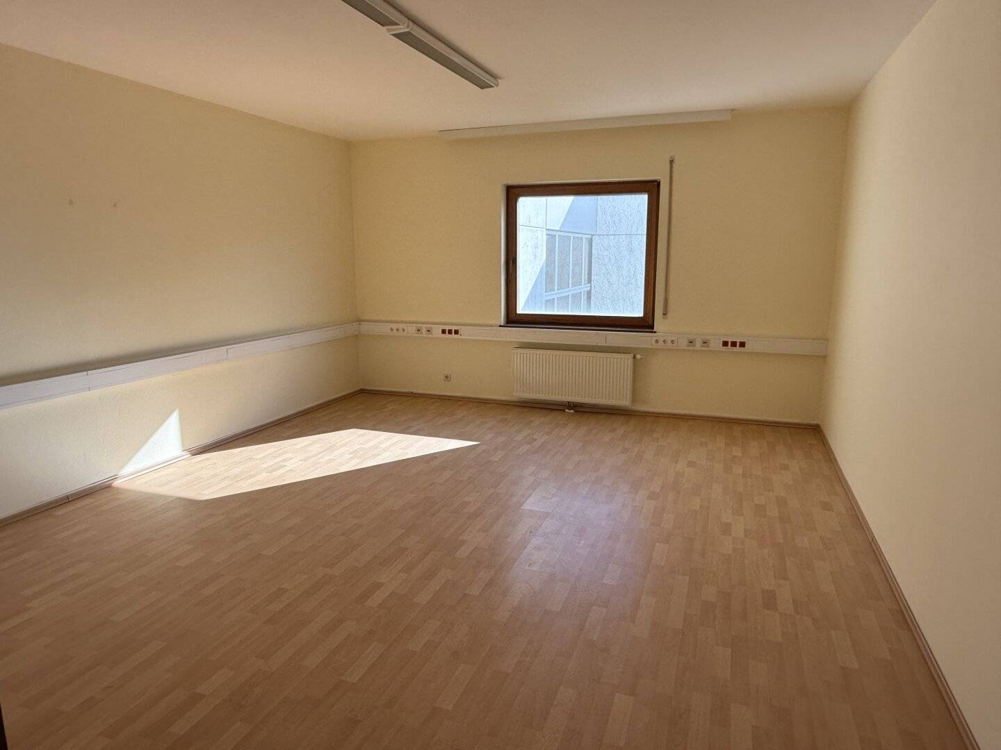 ca. 200 m² große Büroräumlichkeiten günstig zu vermieten