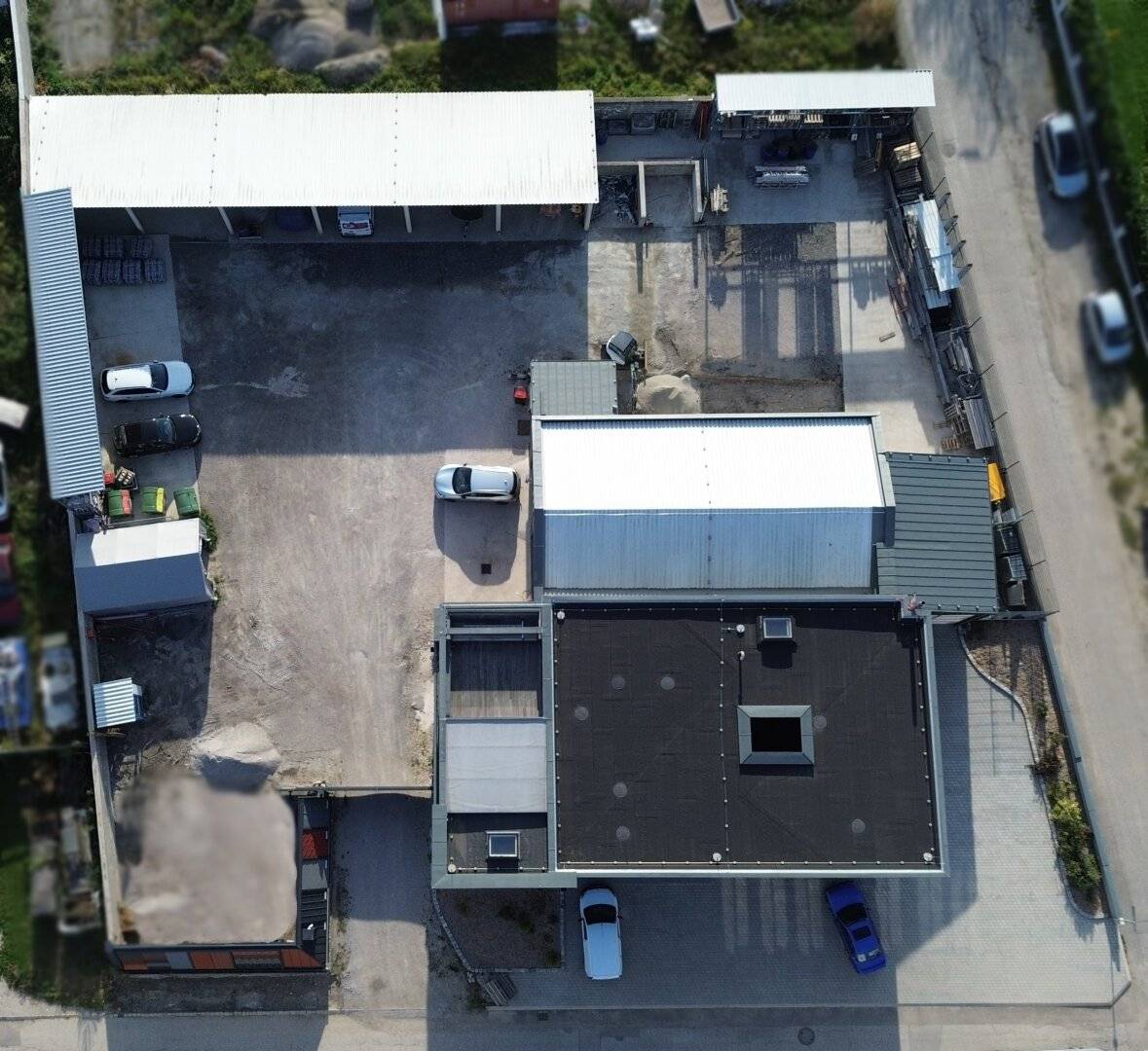 top ausgestattetes Betriebsobjekt mit beheizter Produktionshalle, klimatisierte Büros und Betriebsgelände zu vermieten