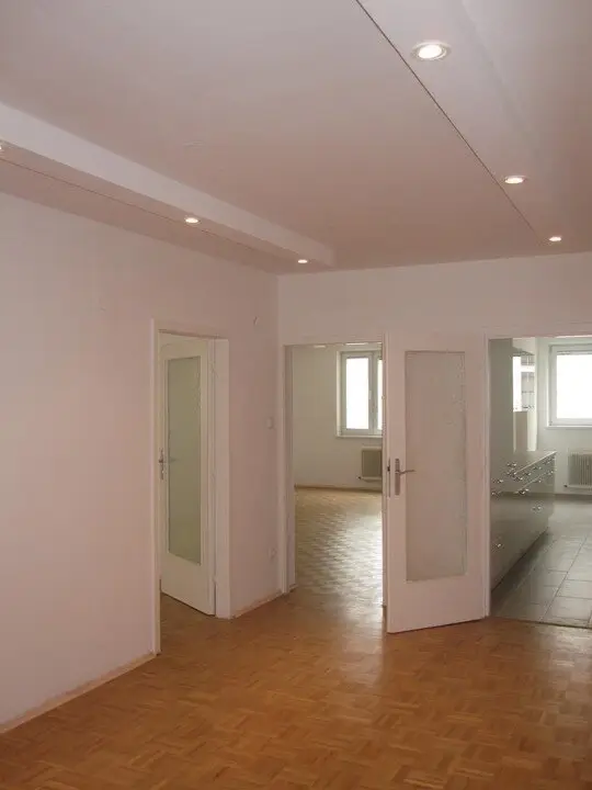 Sanierte, großzügige 3 Zimmer Wohnung in bester Lage Nähe Wien Mitte