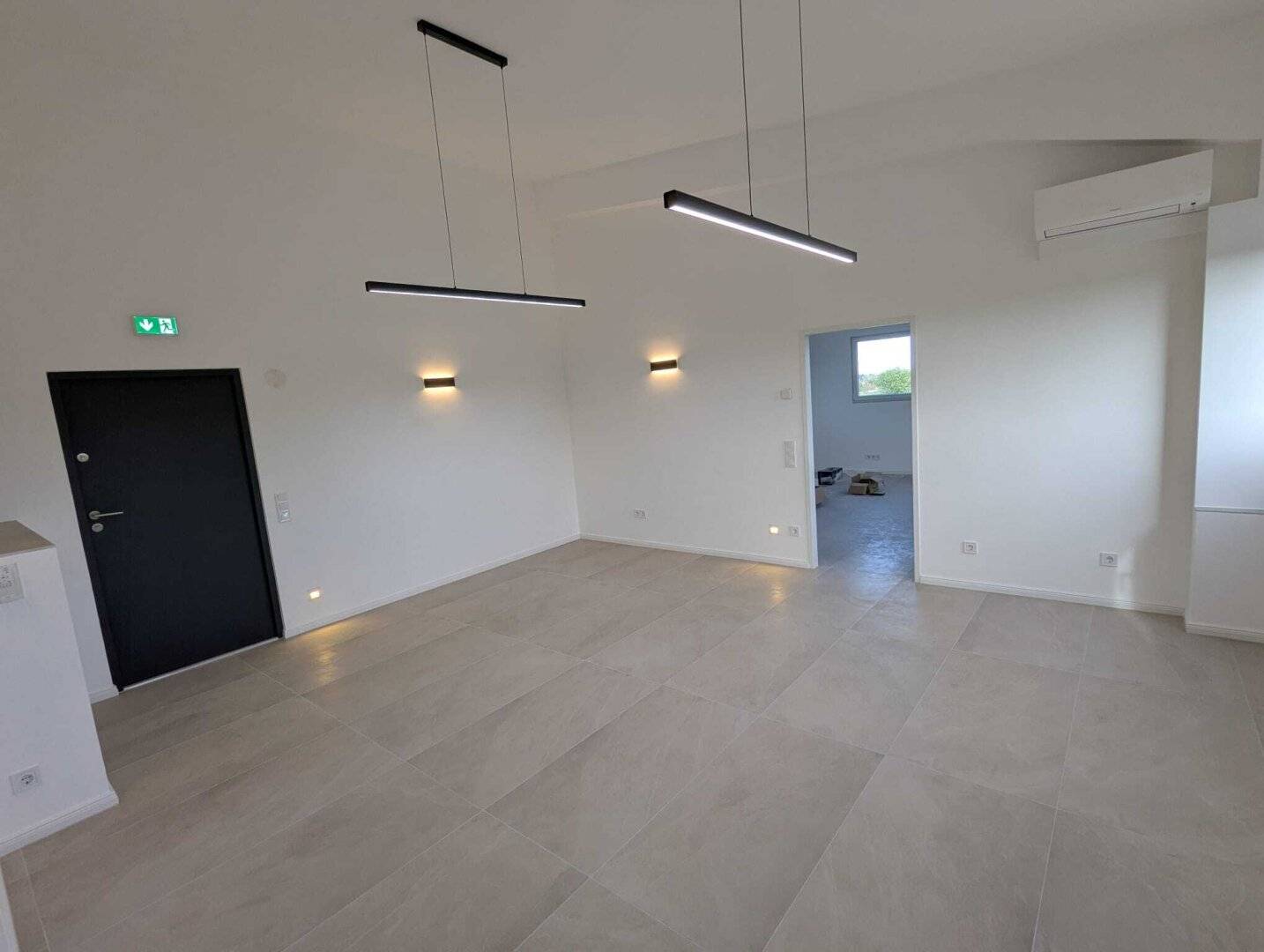 Erstbezug - Hochwertig renoviertes, klimatisiertes Büro mit Parkplätzen im Gewerbepark Pöttelsdorf