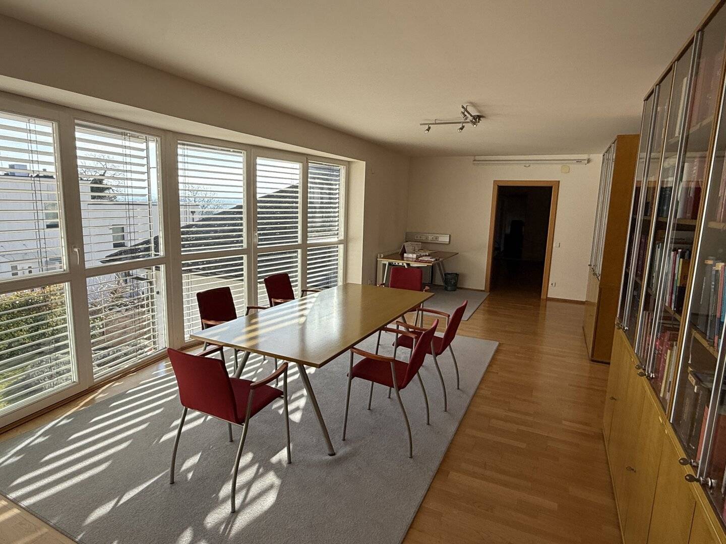 ca. 225 m²repräsentative Büroräumlichkeiten in Zentrumsnähe mit Parkplätzen zu vermieten