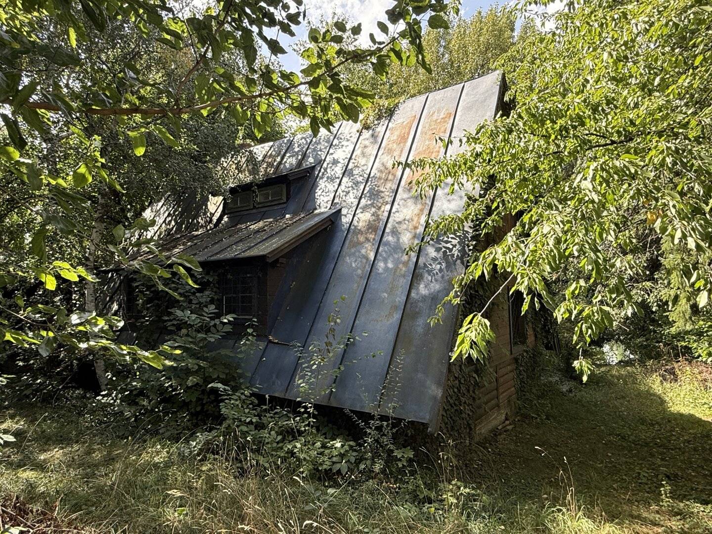 große UFERPAZRELLE mit privatem Badesteg am Neufelder See – Holzhaus mit Renovierungsbedarf beim Yachtclub auf Pachtgrund zu verkaufen