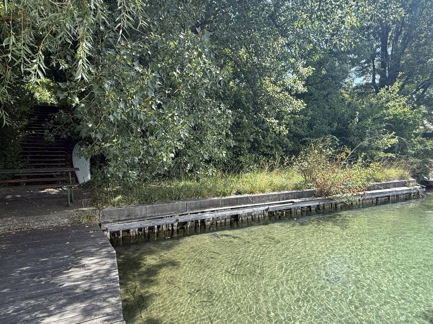 große UFERPAZRELLE mit privatem Badesteg am Neufelder See – Holzhaus mit Renovierungsbedarf beim Yachtclub auf Pachtgrund zu verkaufen