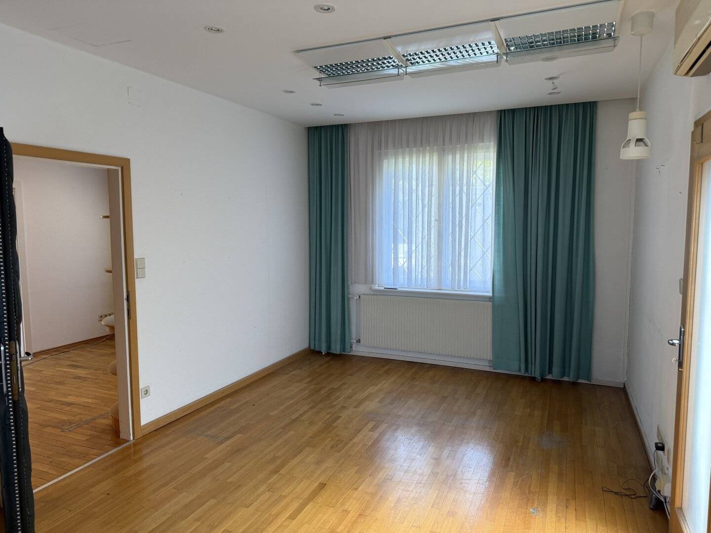 ca. 100 m² repräsentative Büroräumlichkeiten in Zentrumsnähe mit Parkplätzen zu vermieten
