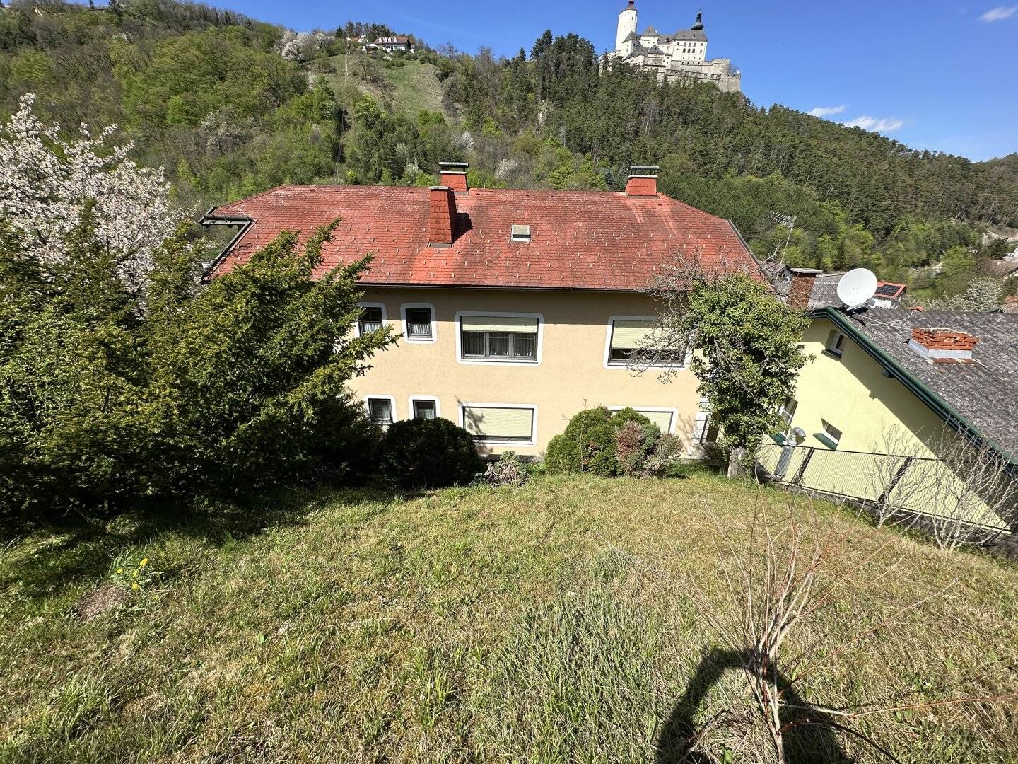 sehr gepflegtes Wohnhaus mit traumhaftem Blick auf die Burg