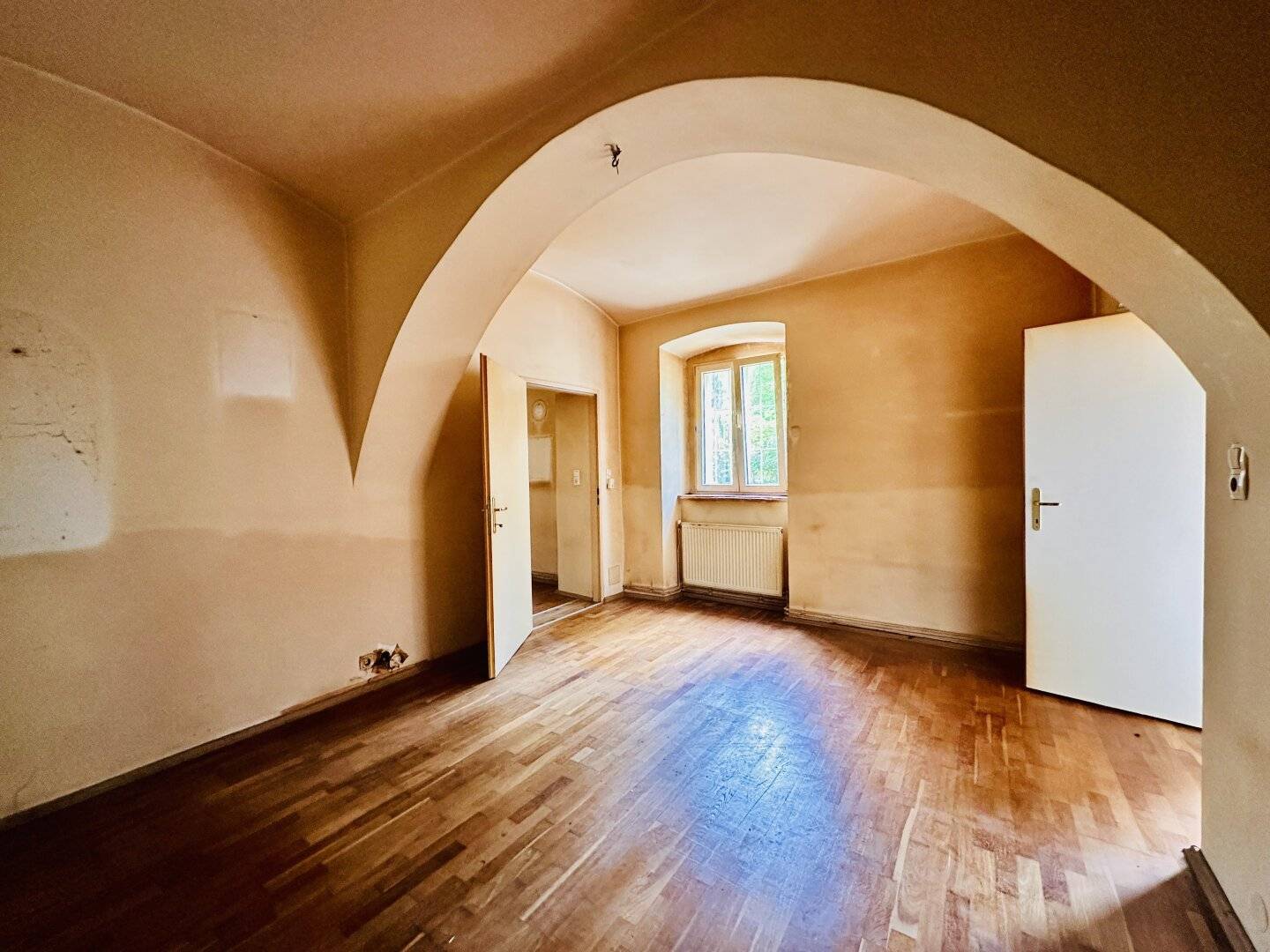 Sanierungsbedürftige Erdgeschosswohnung mit Gartenzugang im Zentrum von Reichenau an der Rax – 65 m² mit viel Potenzial