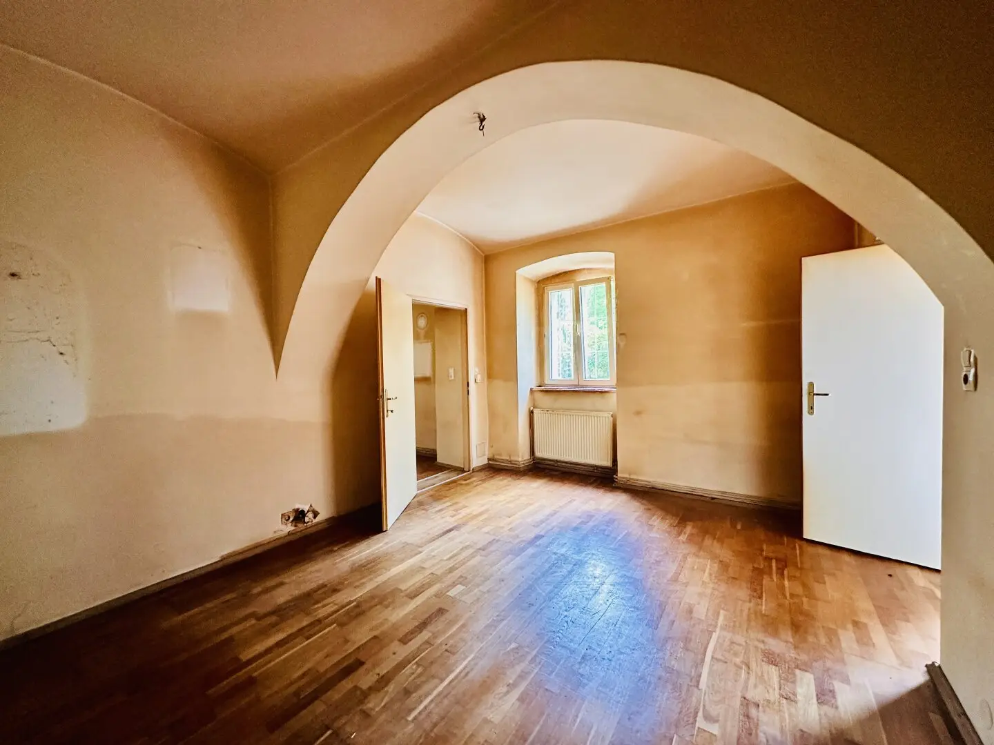 Sanierungsbedürftige Erdgeschosswohnung mit Gartenzugang im Zentrum von Reichenau an der Rax – 65 m² mit viel Potenzial