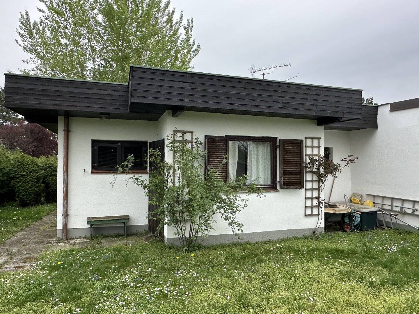 UFERPARZELLE - kleines massives Ferienhäuschen mit privaten Uferbereich auf Pachtgrund