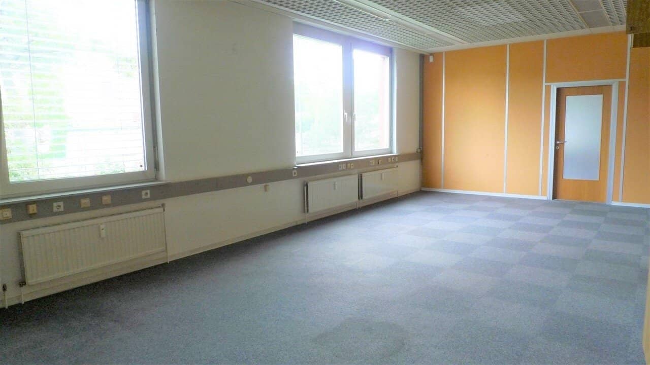 Günstiges Büro ca. 54,00 m² Nutzfläche in U6 Nähe - angenehmes Ambiente, inkl. Küchen- und Konferenzraumnutzung!