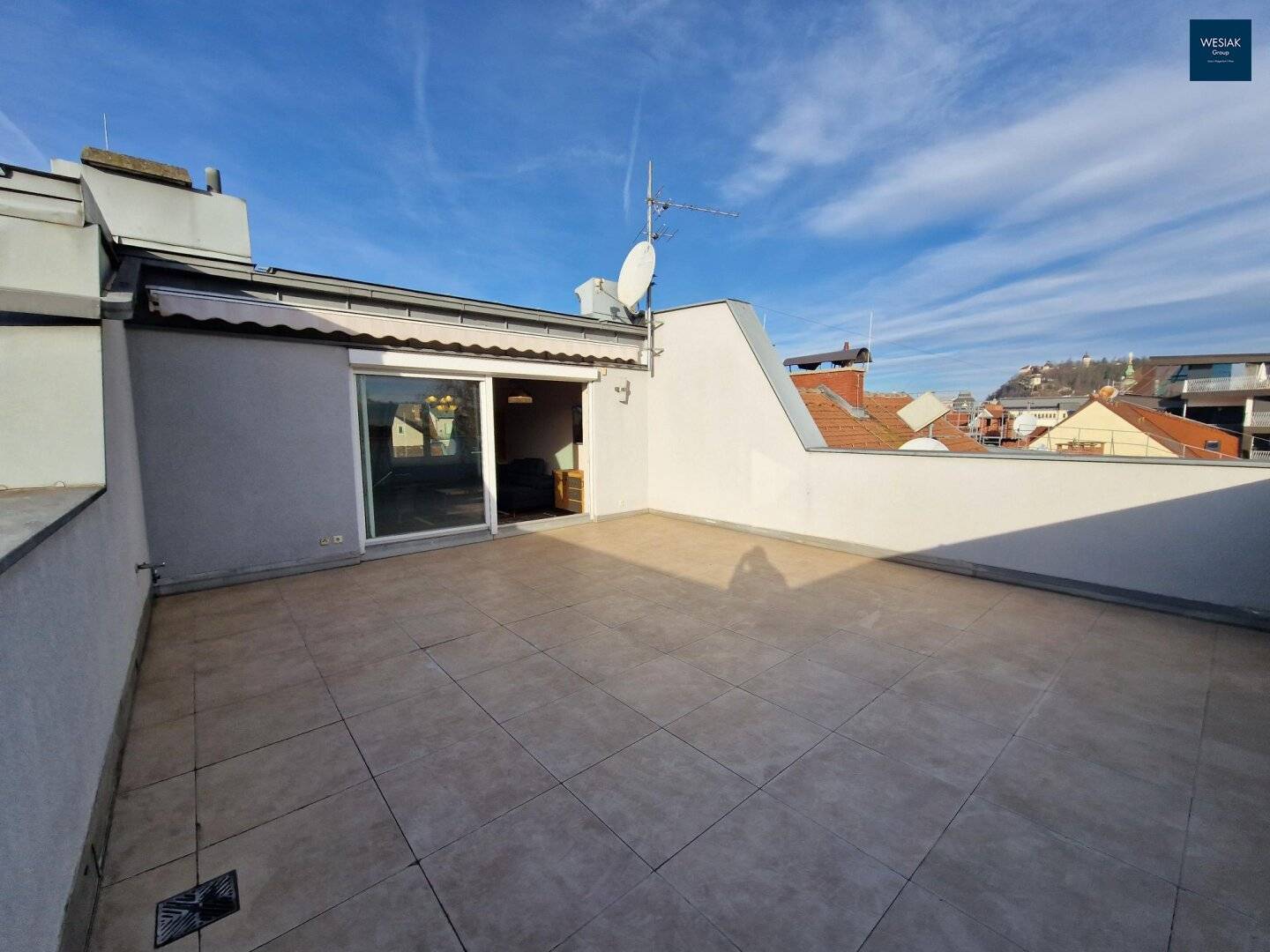 Jakoministraße 17/10 - Teilmöblierte sonnige Maisonette mit einer großzügigen sonnigen Dachterrasse und Carport in zentraler Lage