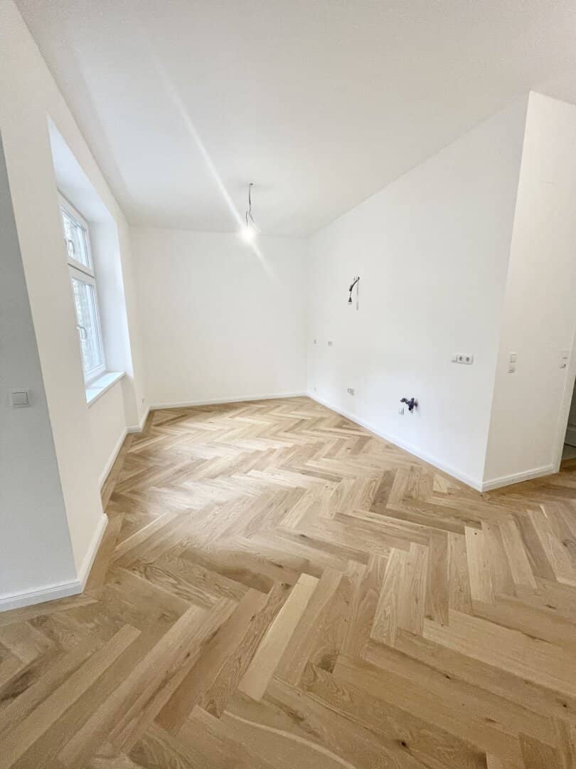 Wohnung & Büro: Neu sanierte 3 Zimmer Wohnung & Büro mit Terrasse zu verkaufen!