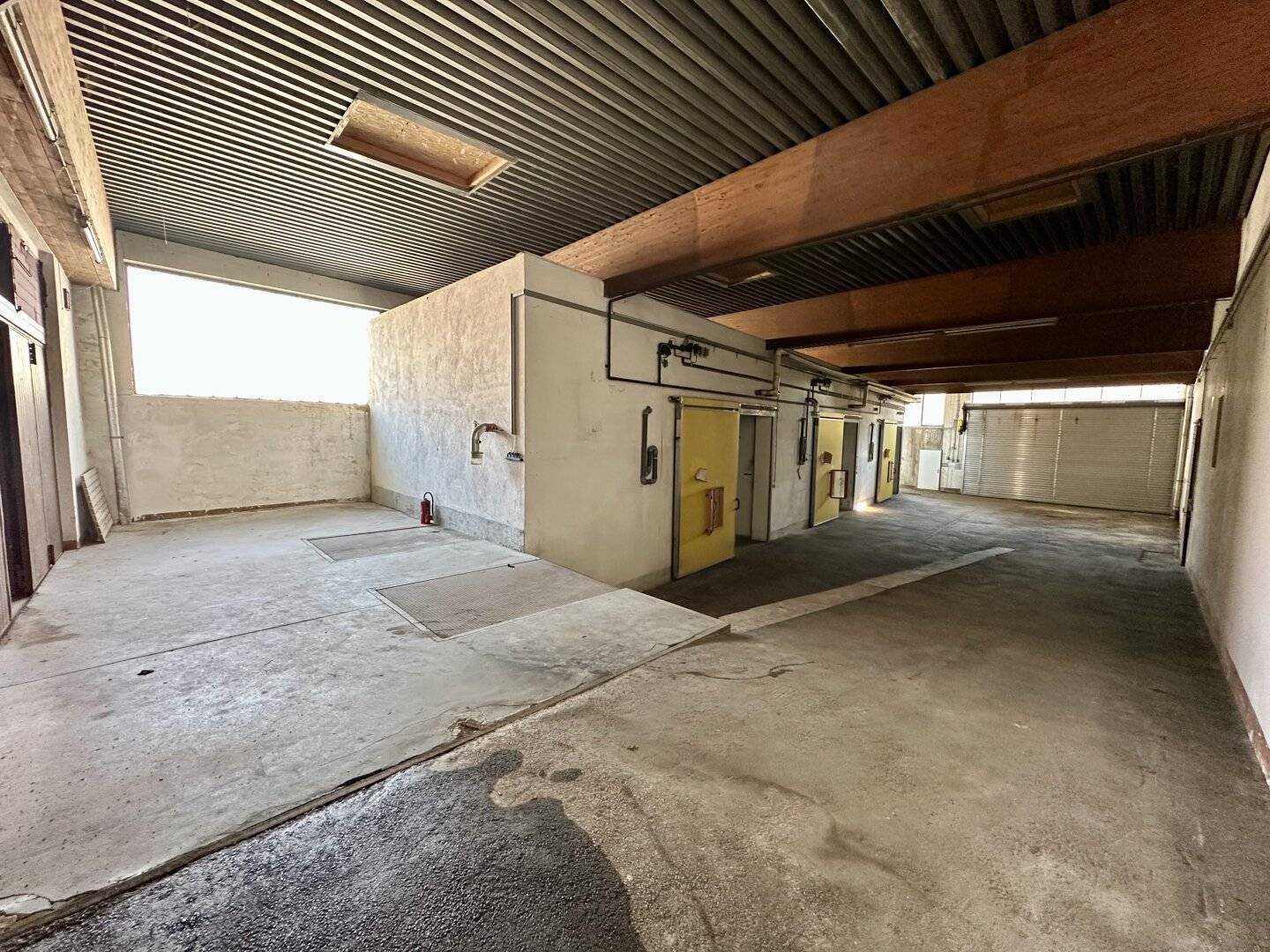 Renditeobjekt mit Potential im Zentrum von Hainfeld: Zinshaus mit Geschäftslokalen, Lagerhalle und Freifläche