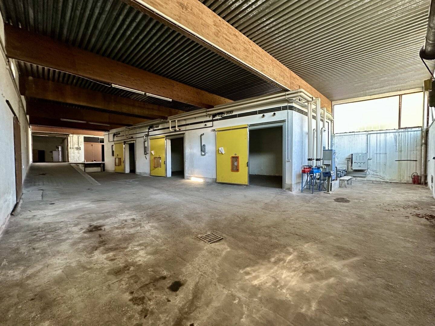 Große Lagerhalle im Zentrum von Hainfeld