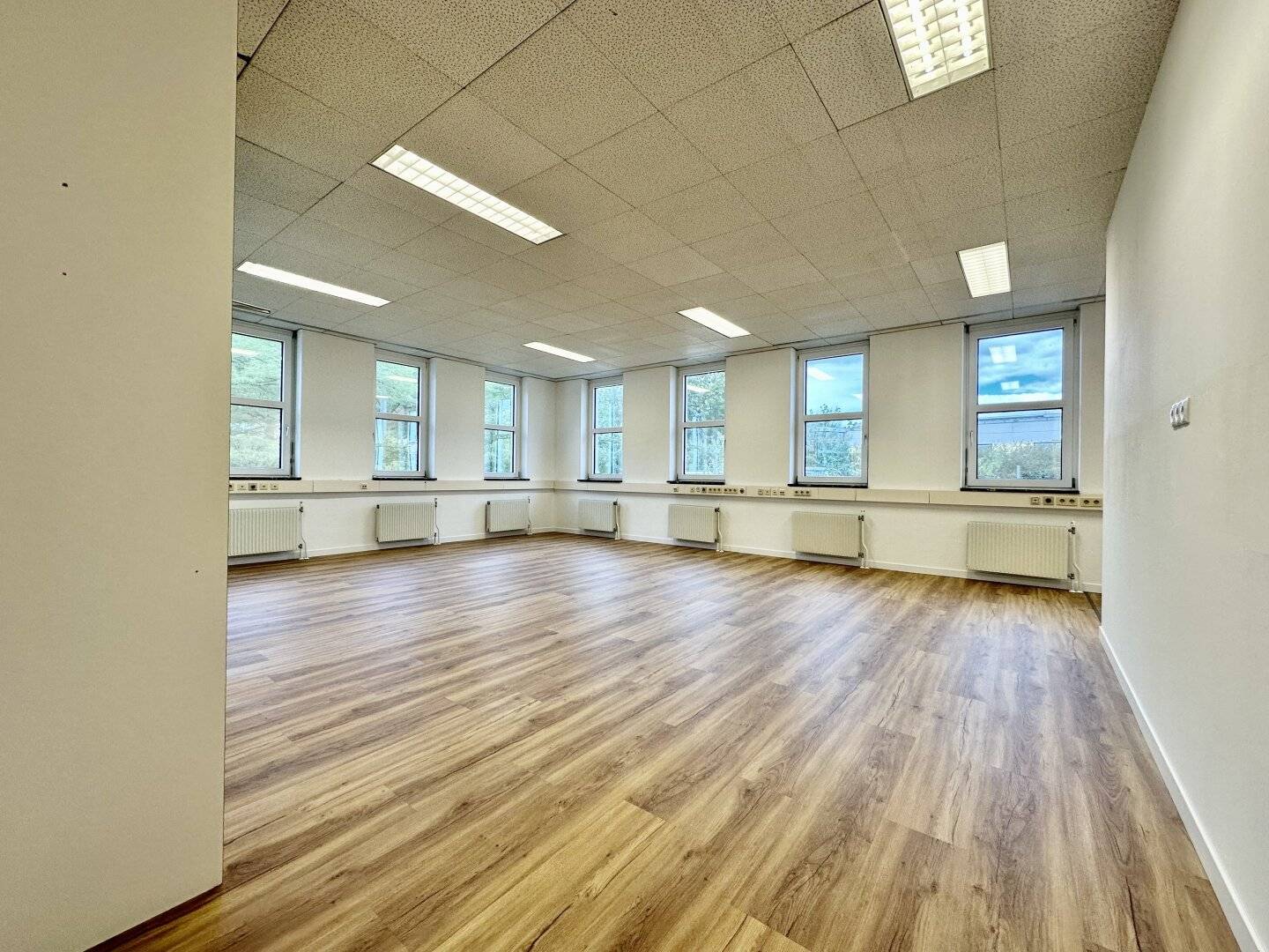 Büro / Ausstellungsraum / Schauraum / Studio / Barrierefrei / inkl. ENERGIEKOSTEN, Reinigung, Parkplatz! in 1230 Wien