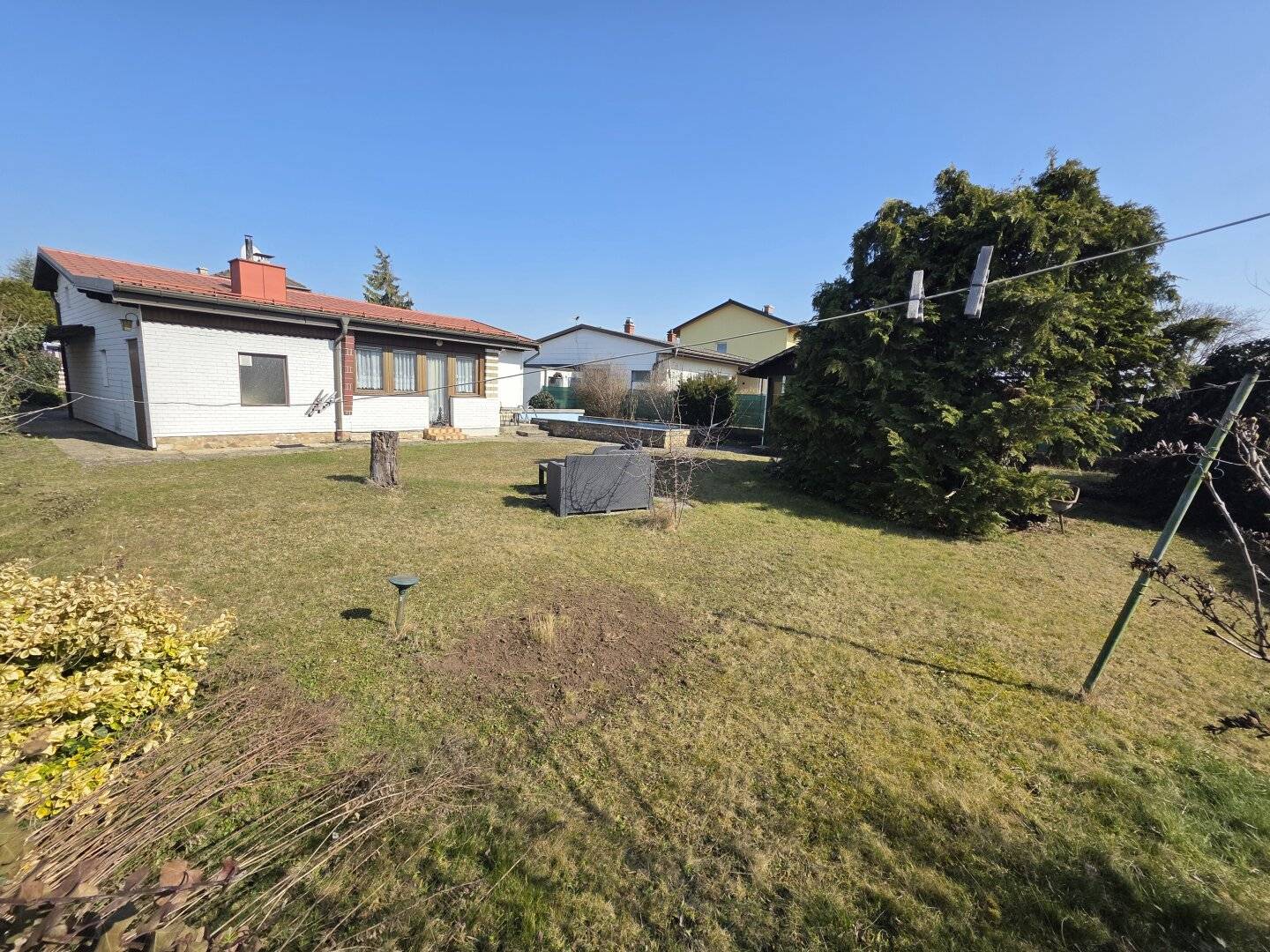 Seltene Gelegenheit: Sonniges Baugrundstück inklusive Pool & altem Haus