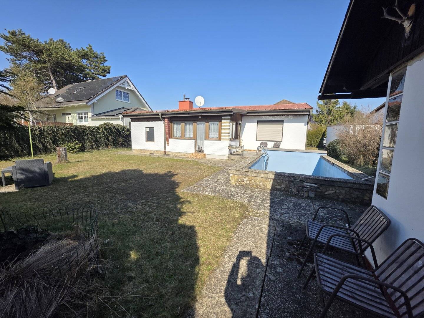 Seltene Gelegenheit: Sonniges Baugrundstück inklusive Pool & altem Haus