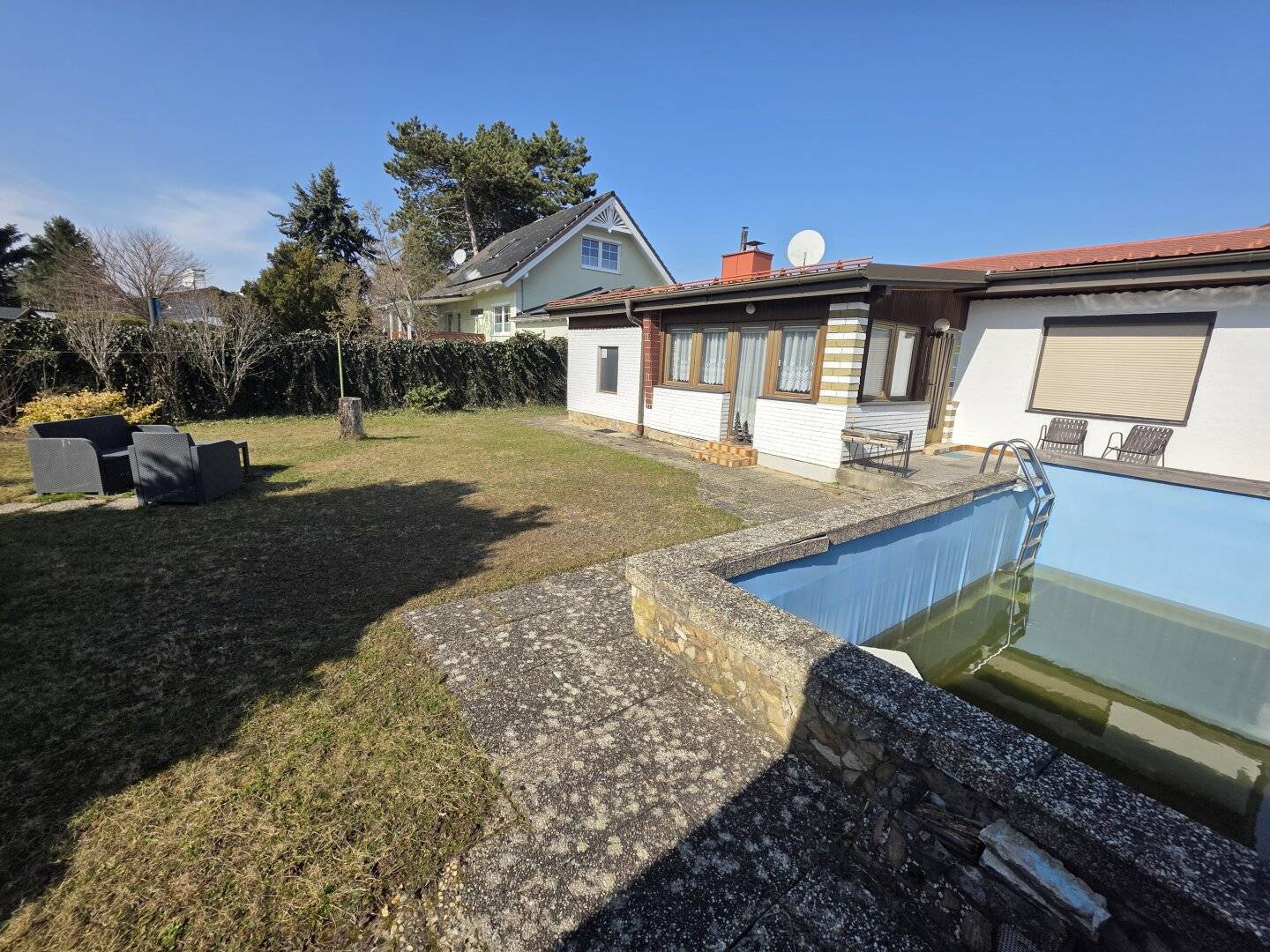 Seltene Gelegenheit: Sonniges Baugrundstück inklusive Pool & altem Haus