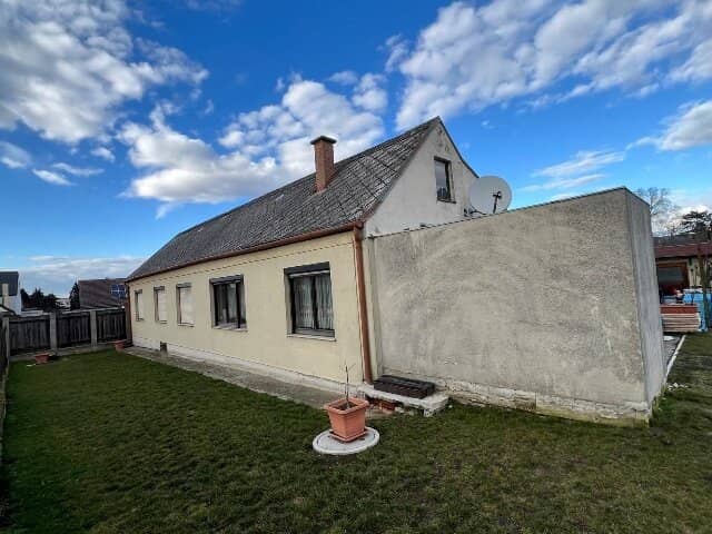 2412 Wolfsthal -  großes Baugrundstück mit  renovierungsbedürftigem Haus