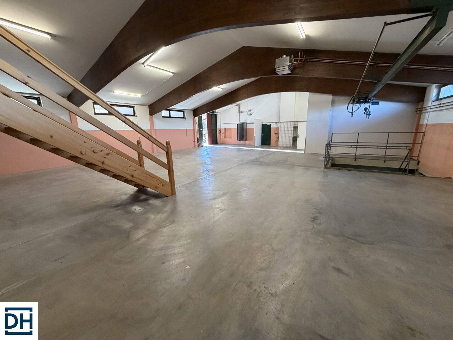Vielseitiges Betriebsgelände mit Halle und Bürofläche sowie Wohnung  in verkehrsgünstiger Lage in Eugendorf
