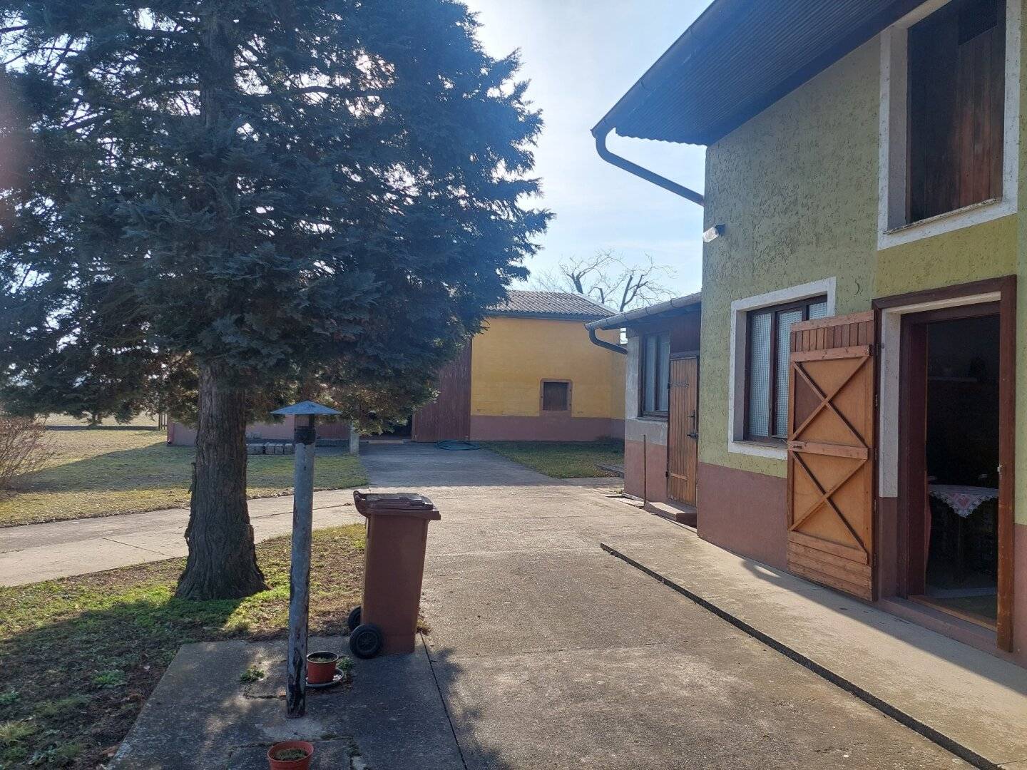 Neusiedl/See Nähe -  Einstellflächen vorhanden - Einfamilienhaus