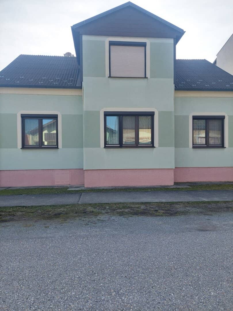 Neusiedl/See Nähe -  Einstellflächen vorhanden - Einfamilienhaus