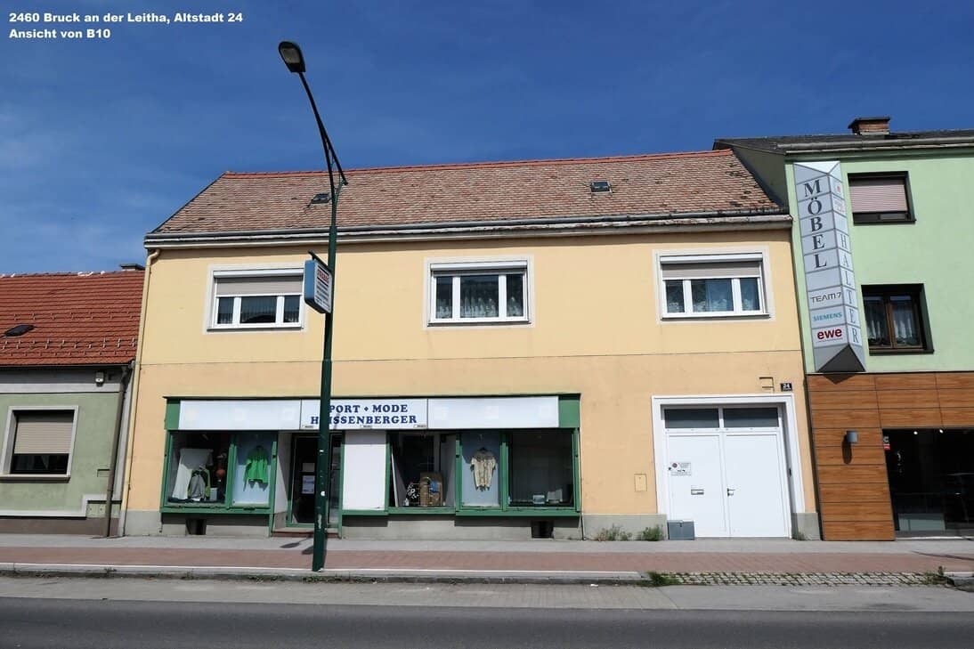 2460 Bruck/Leitha  - Wohn-/Geschäftshaus samt kleinem Landhaus im Zentrum mit wunderschönem Garten
