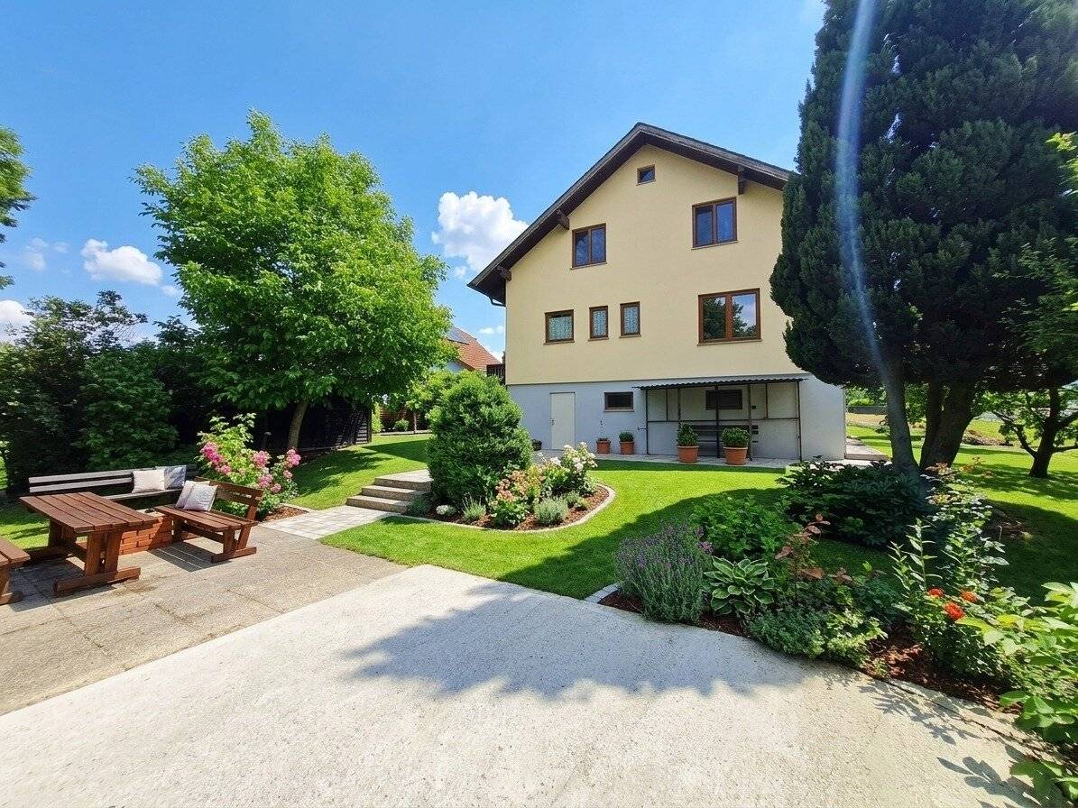 Ein Haus voller Möglichkeiten in idyllischer Lage - Einfamilienhaus mit 130 m², 6 Zimmer, Keller und Garten in Riegersburg