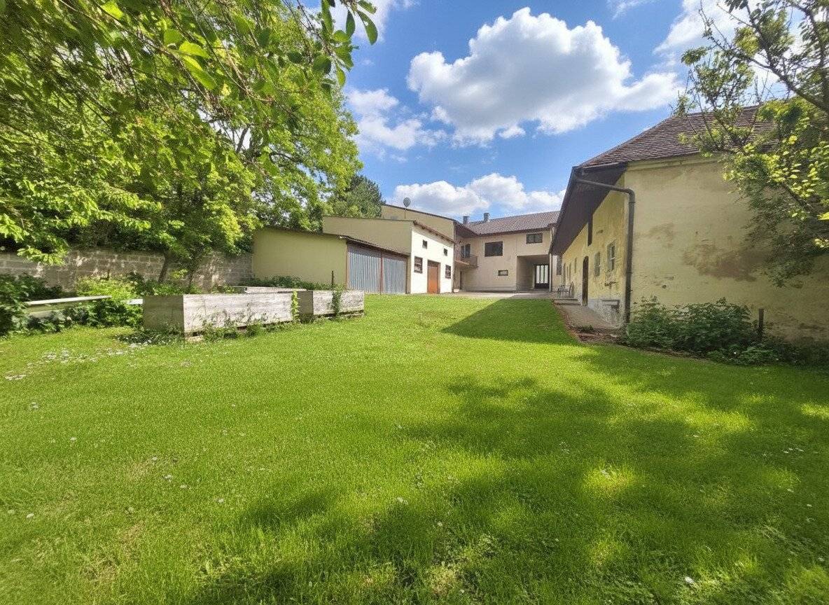 Großzügige Liegenschaft auf 4.361 m² Bauland – zwei Wohneinheiten, großer Garten, Nebengebäude und idyllischer Innenhof