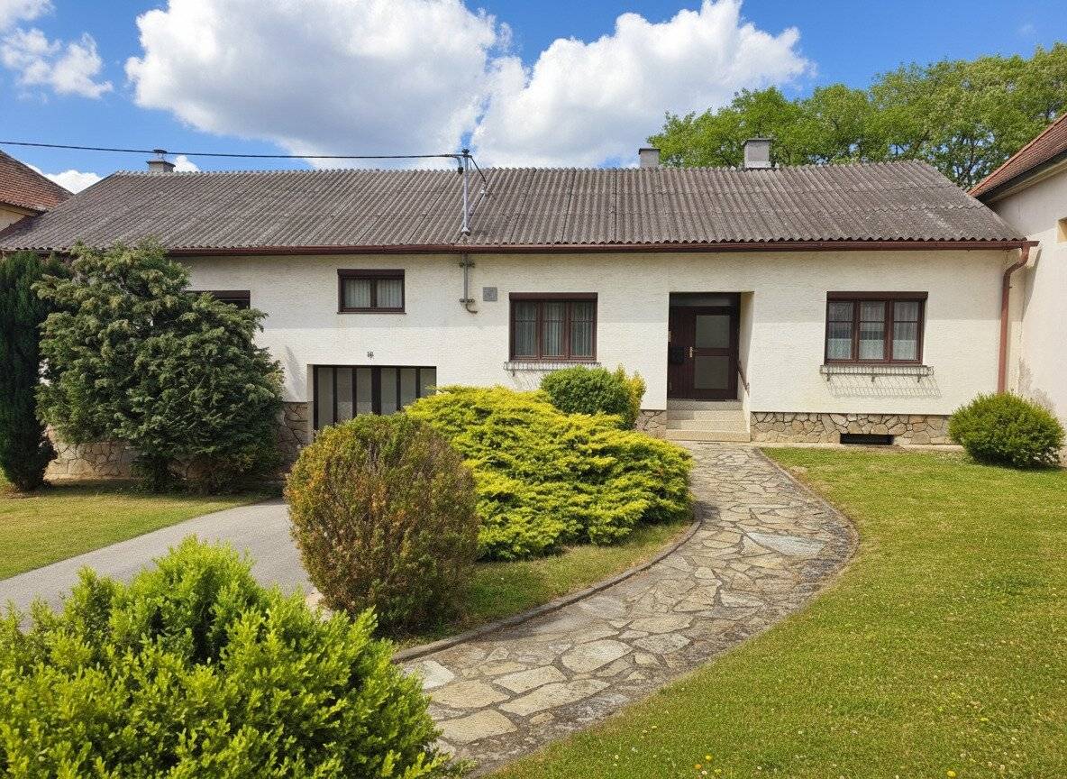 Großzügige Liegenschaft auf 4.361 m² Bauland – zwei Wohneinheiten, großer Garten, Nebengebäude und idyllischer Innenhof