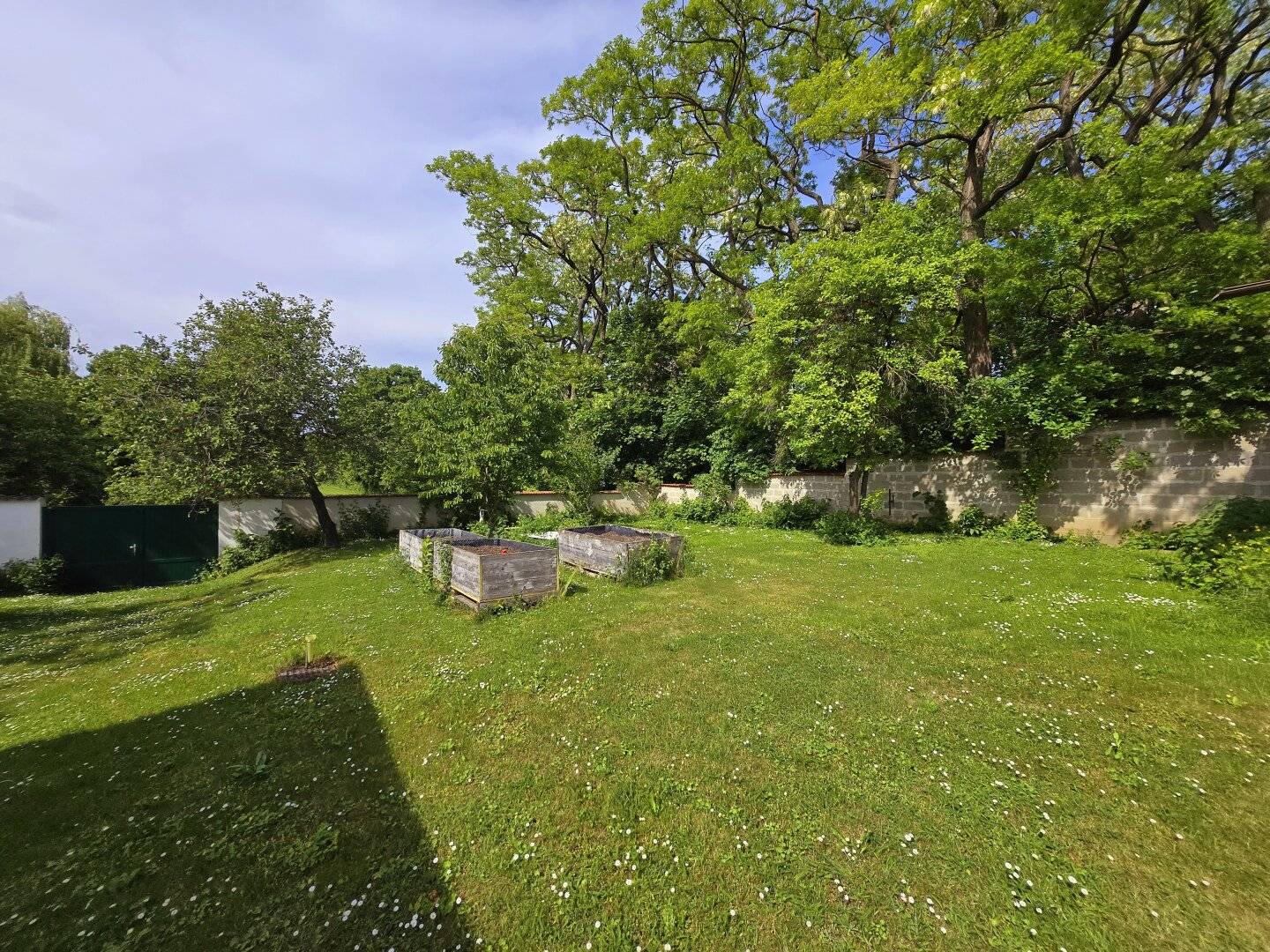 Großzügige Liegenschaft auf 4.361 m² Bauland – zwei Wohneinheiten, großer Garten, Nebengebäude und idyllischer Innenhof