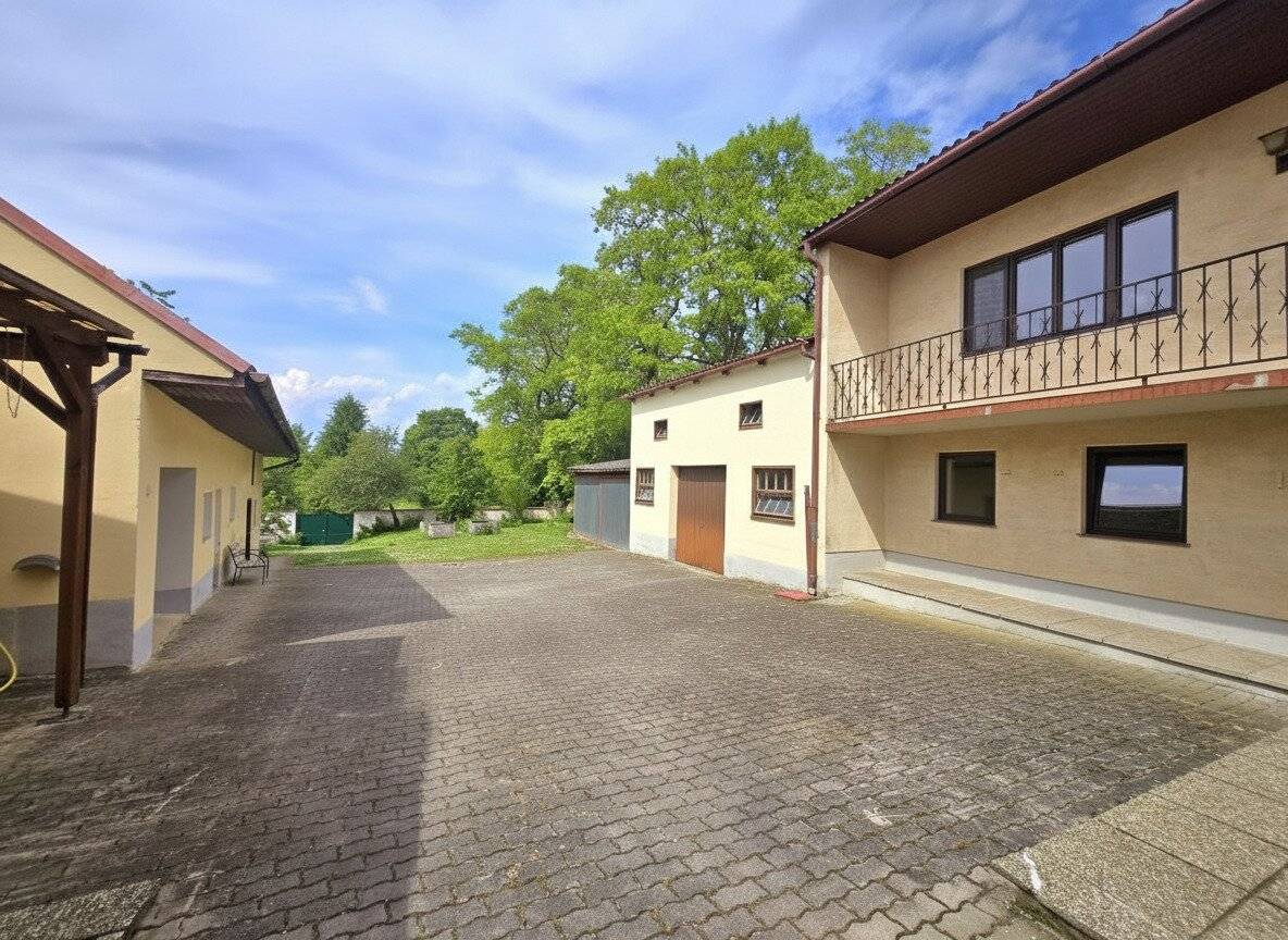 Großzügige Liegenschaft auf 4.361 m² Bauland – zwei Wohneinheiten, großer Garten, Nebengebäude und idyllischer Innenhof