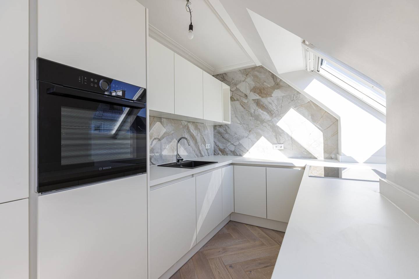Klassische 74m² sanierte Dachgeschosswohnung – Helle, stilvolle Wohnoase in 1040 Wien
