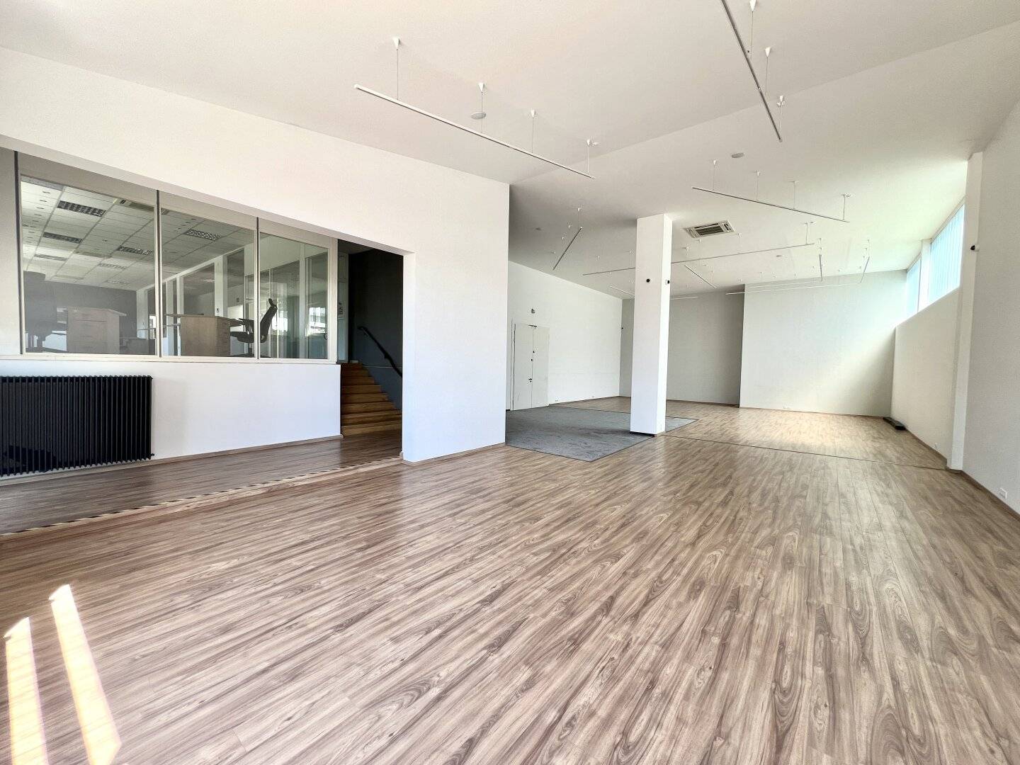 Vielseitige Gewerbefläche mit Büro und Hochlagerhalle in Top-Lage des 23. Bezirks