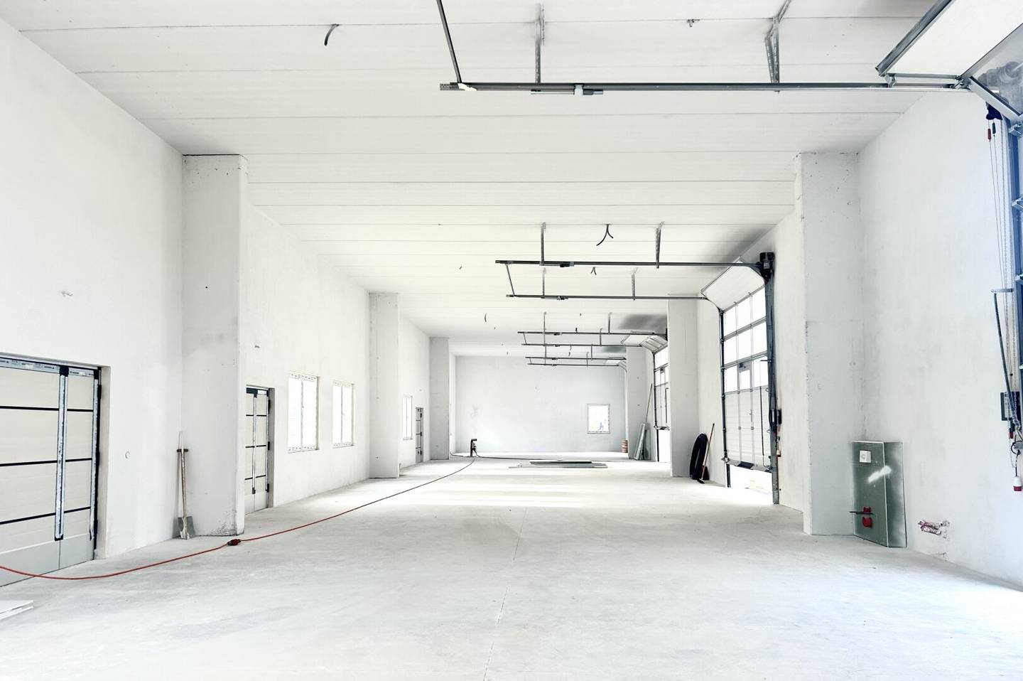 Top moderne Gewerbehalle in Massivbauweise mit elektrischem Tor und 5,20 Deckenhöhe.