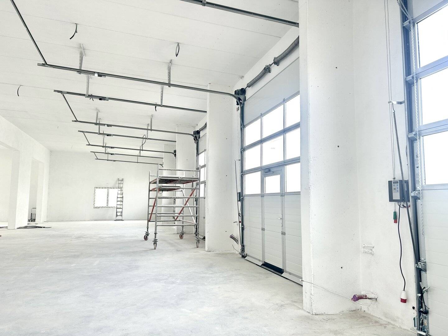 Top moderne Gewerbehalle in Massivbauweise mit elektrischem Tor und 5,20 Deckenhöhe.