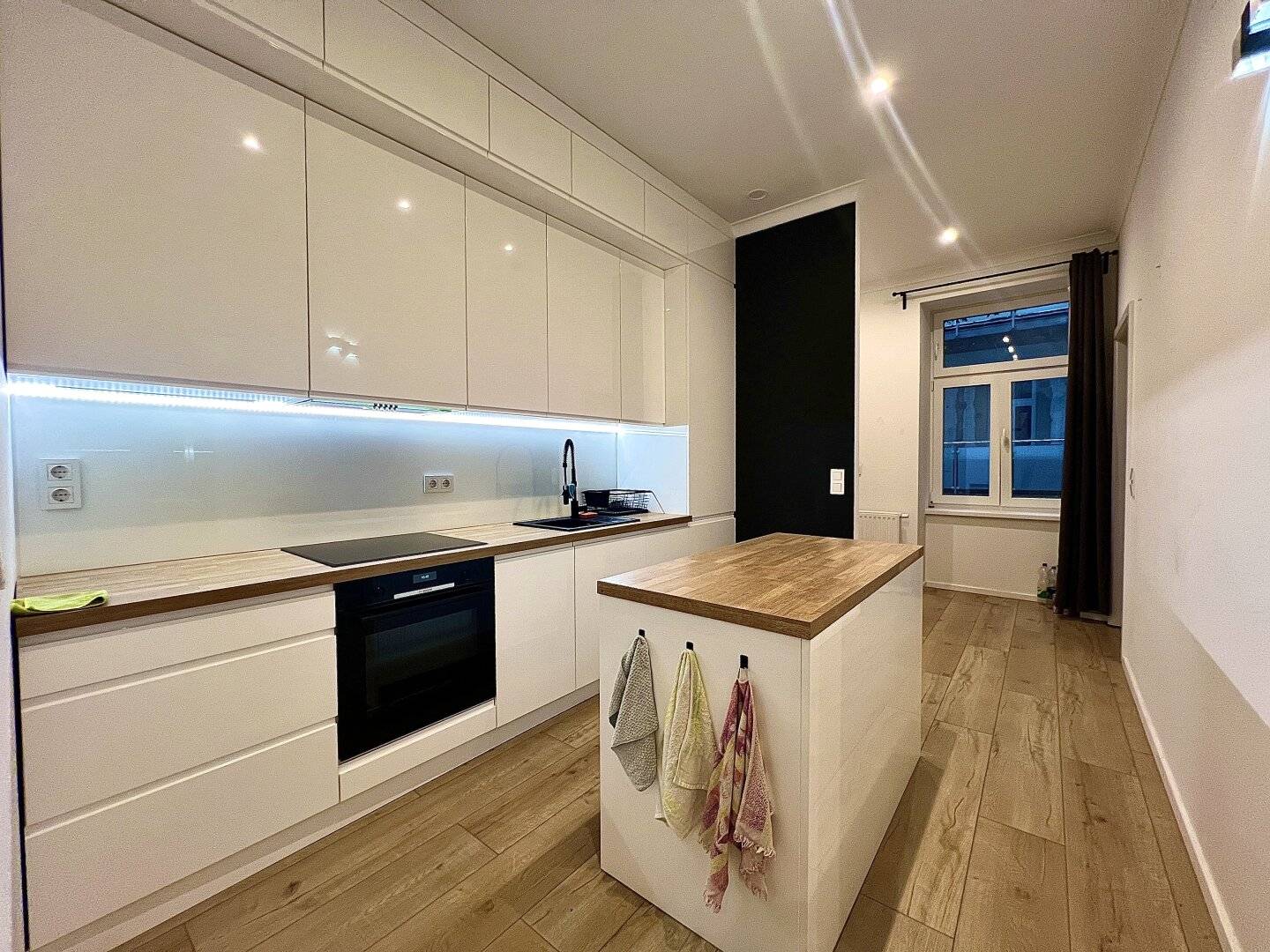 Altbaucharme trifft auf modernen Komfort – kernsanierte 2,5-Zimmer-Wohnung