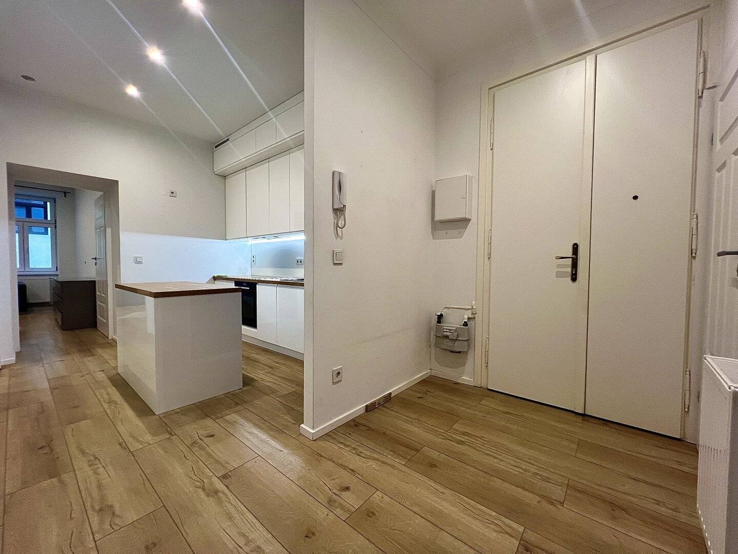 Altbaucharme trifft auf modernen Komfort – kernsanierte 2,5-Zimmer-Wohnung