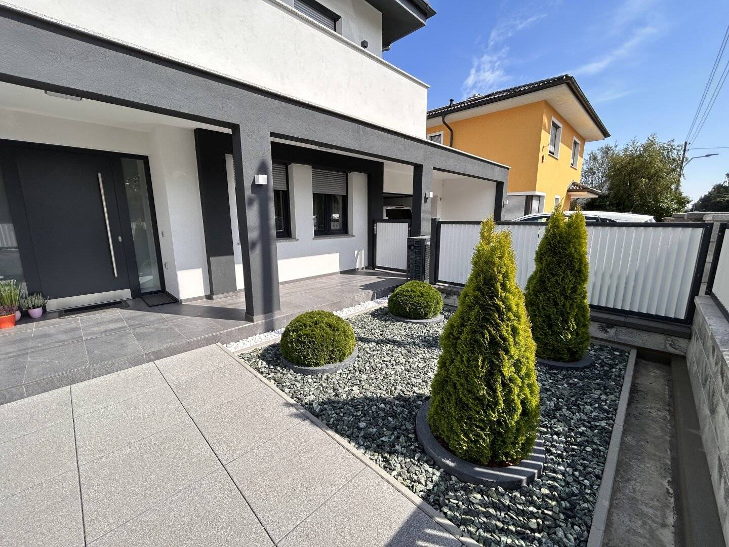 Luxus & alles was das Herz begehrt!  Neues Einfamillienhaus mit 600m2 Garten, und 2 Balkonen!