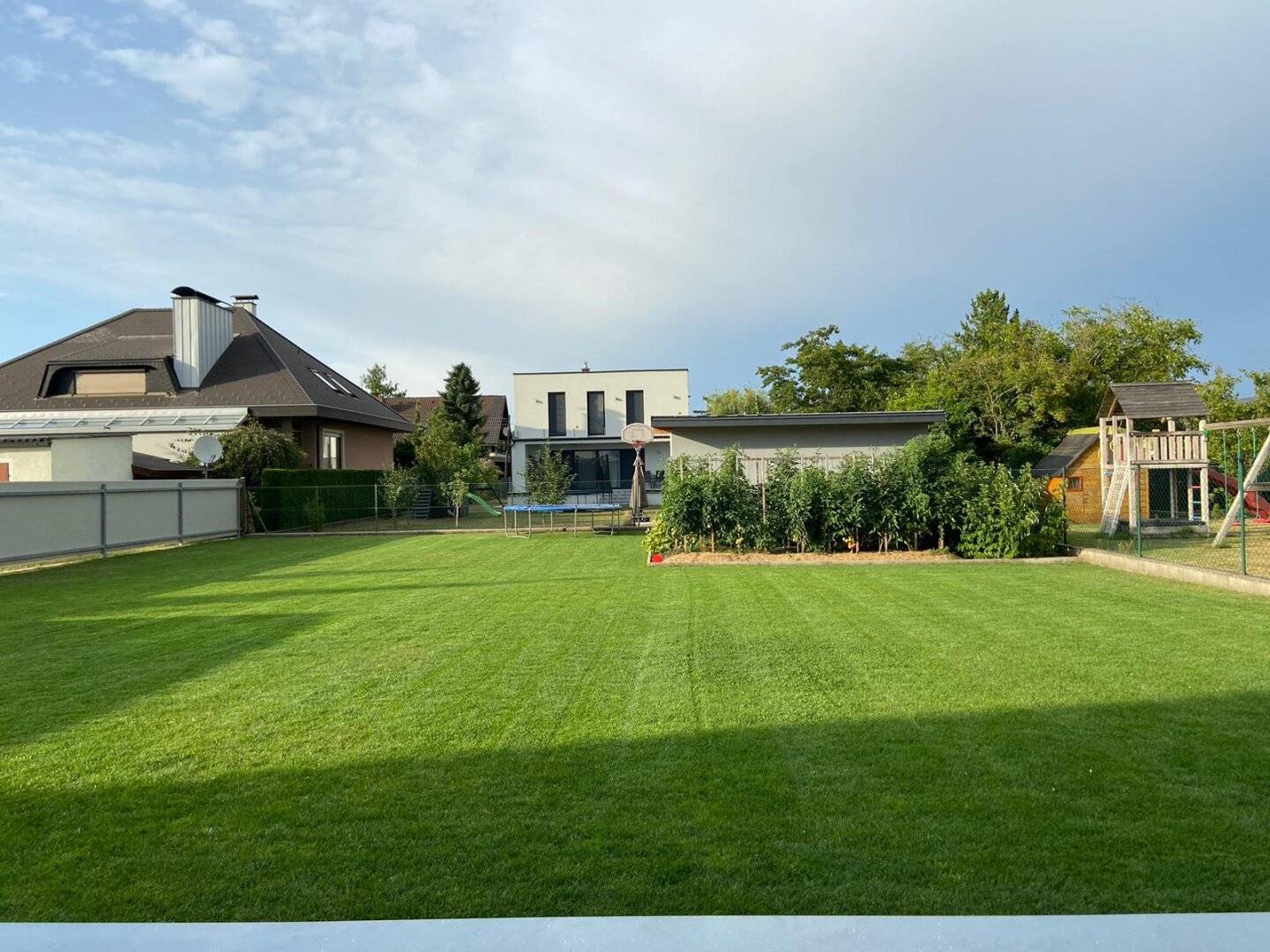Luxus & alles was das Herz begehrt!  Neues Einfamillienhaus mit 600m2 Garten, und 2 Balkonen!