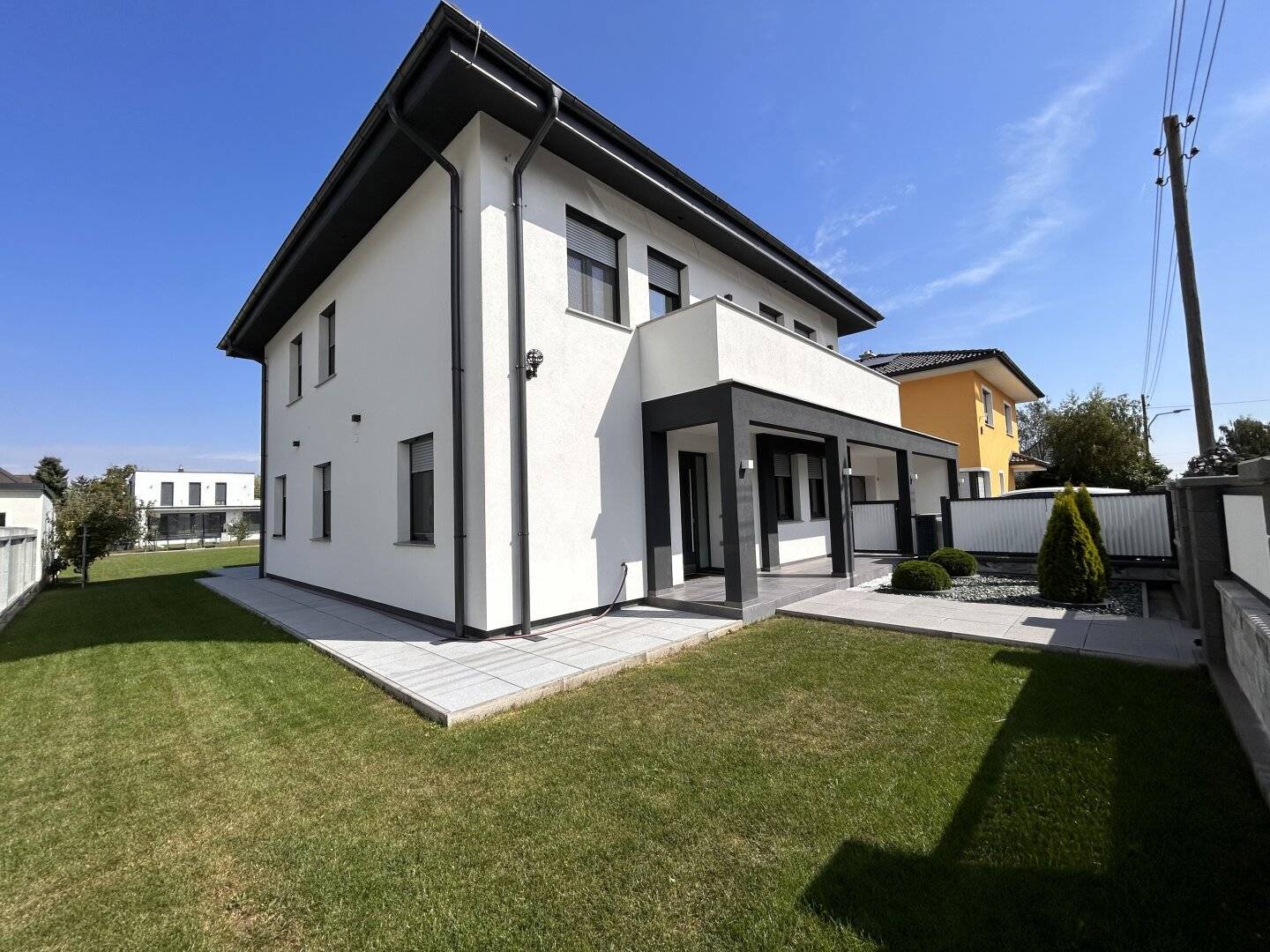 Luxus & alles was das Herz begehrt!  Neues Einfamillienhaus mit 600m2 Garten, und 2 Balkonen!