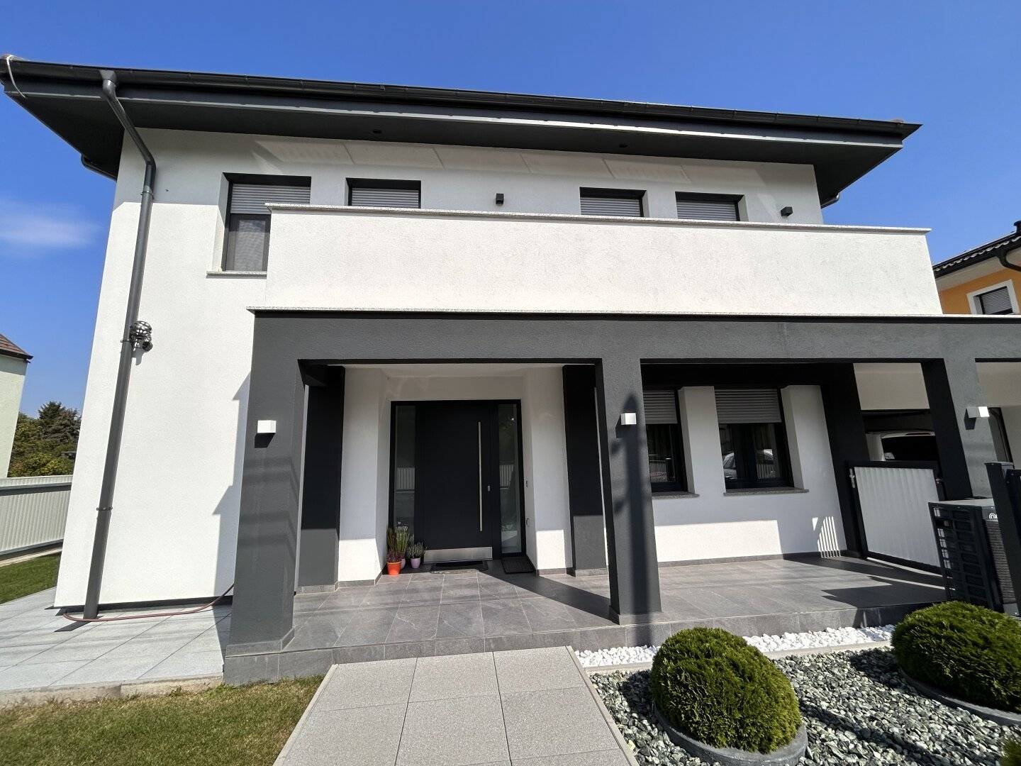 Luxus & alles was das Herz begehrt!  Neues Einfamillienhaus mit 600m2 Garten, und 2 Balkonen!