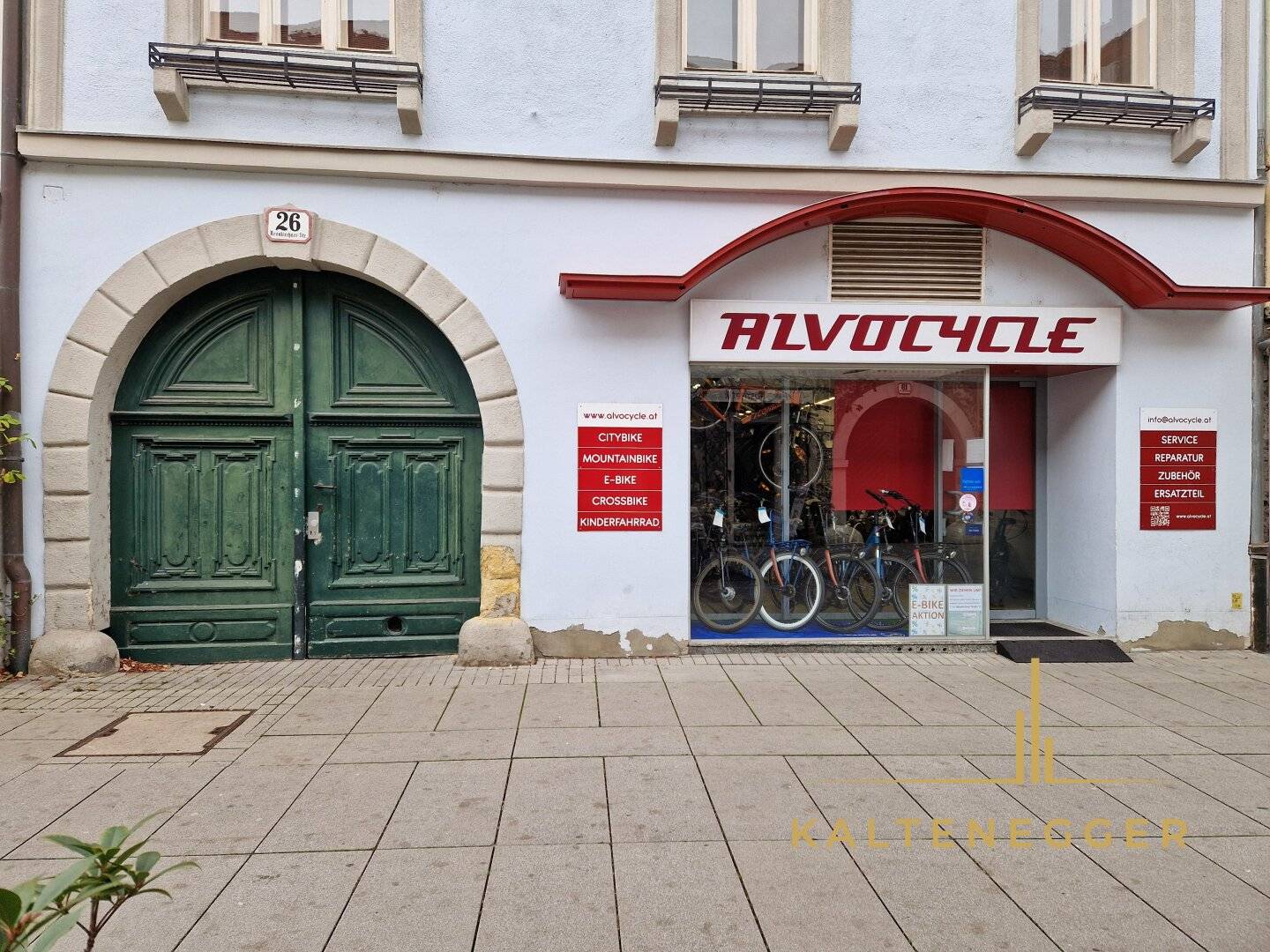 In der Fußgängerzone von Wr. Neustadt: HÄLFTEANTEIL eines attraktiven Zinshauses mit 6 Einheiten